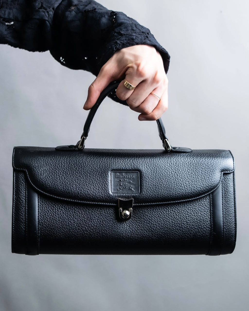 "BURBERRYS" Cylinder shaped leather one handle bag