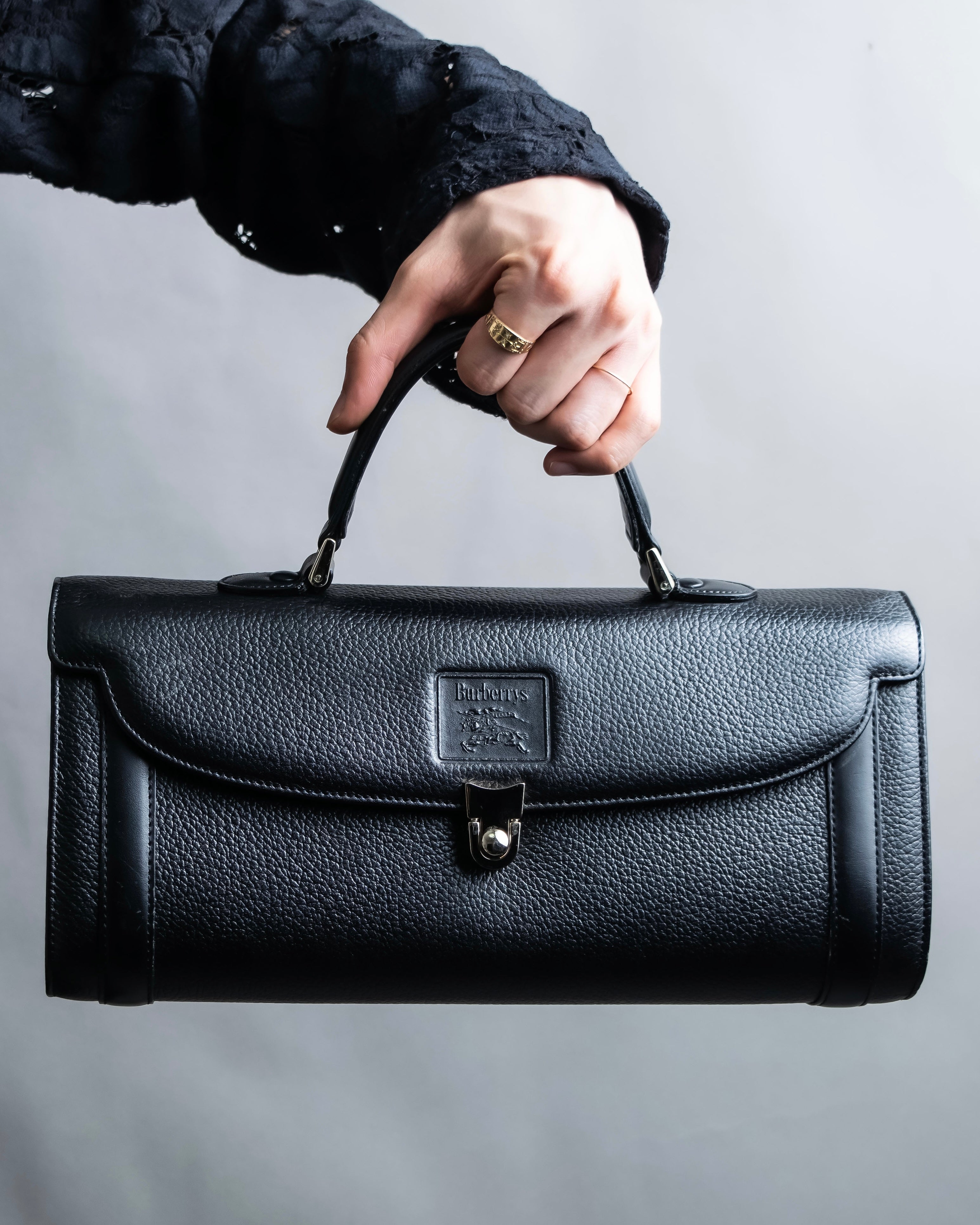 "BURBERRYS" Cylinder shaped leather one handle bag