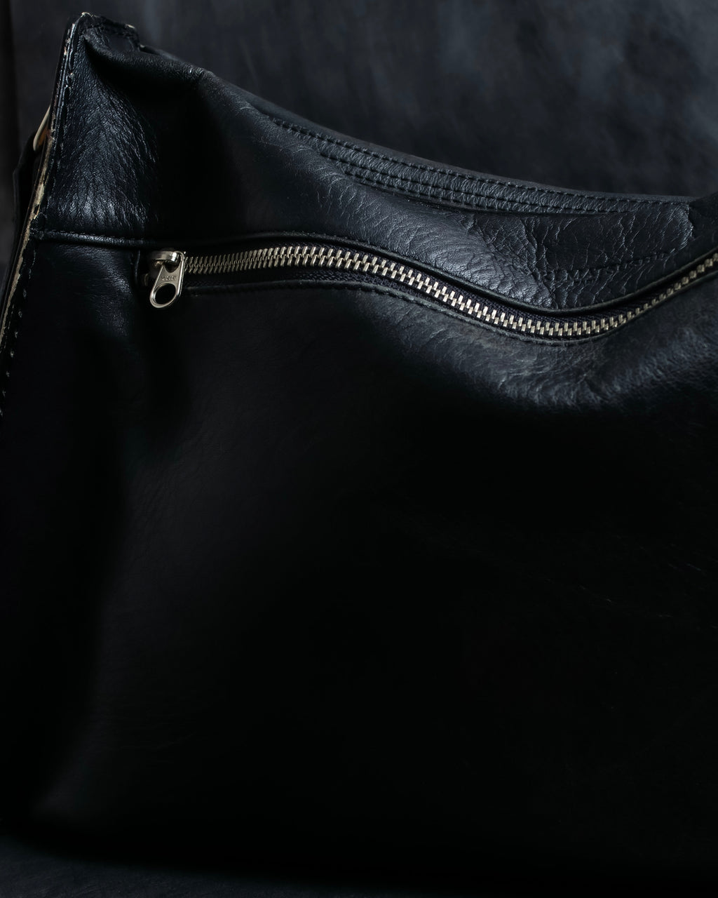 "MASAKI MATSUSHIMA" Outer zipper design leather shoulder bag