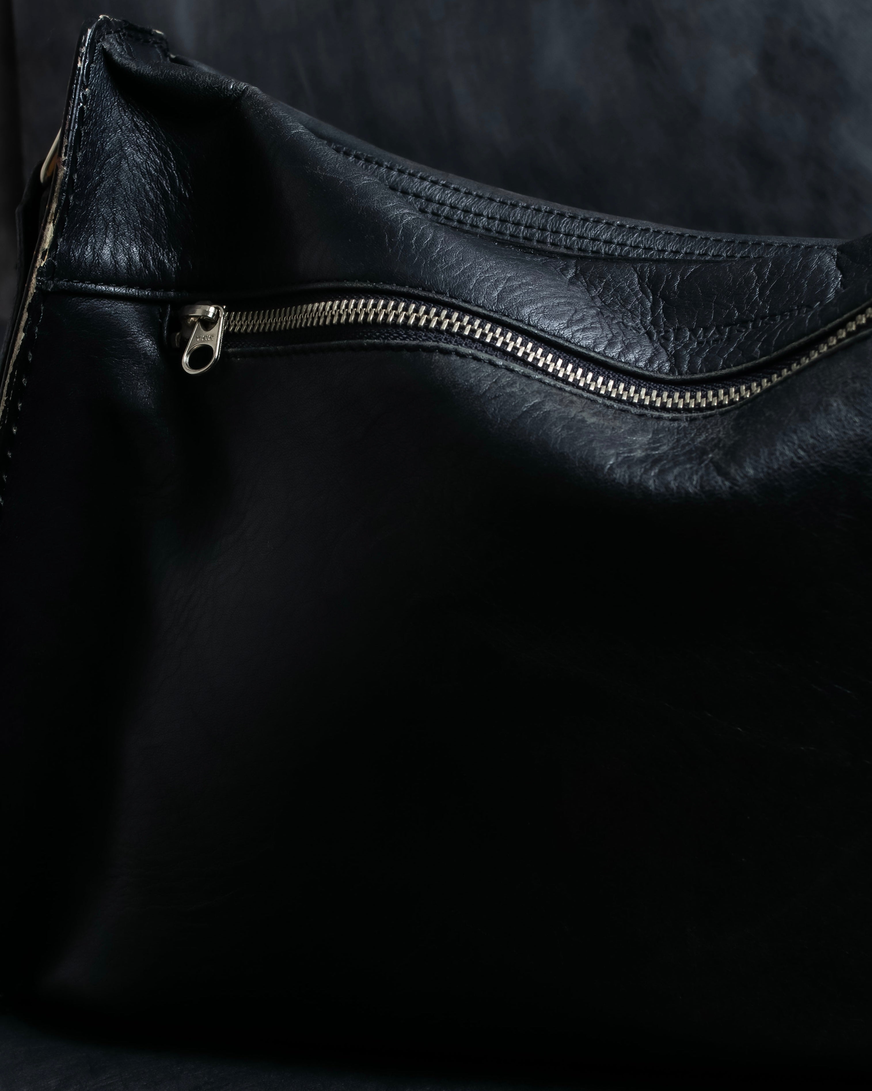 "MASAKI MATSUSHIMA" Outer zipper design leather shoulder bag