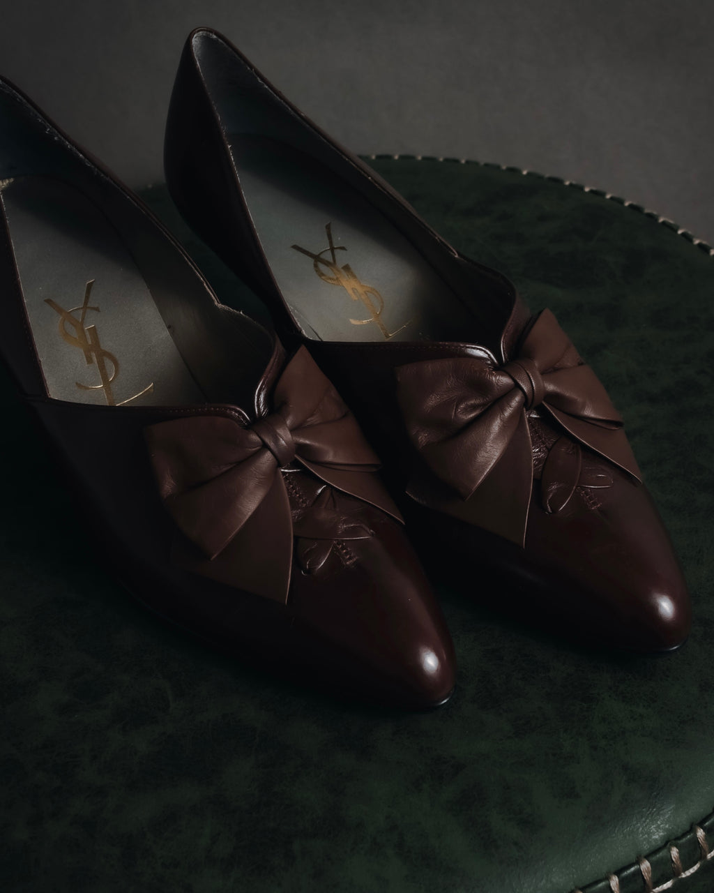 "YVES SAINT LAURENT" Elegant ribbon leather pumps