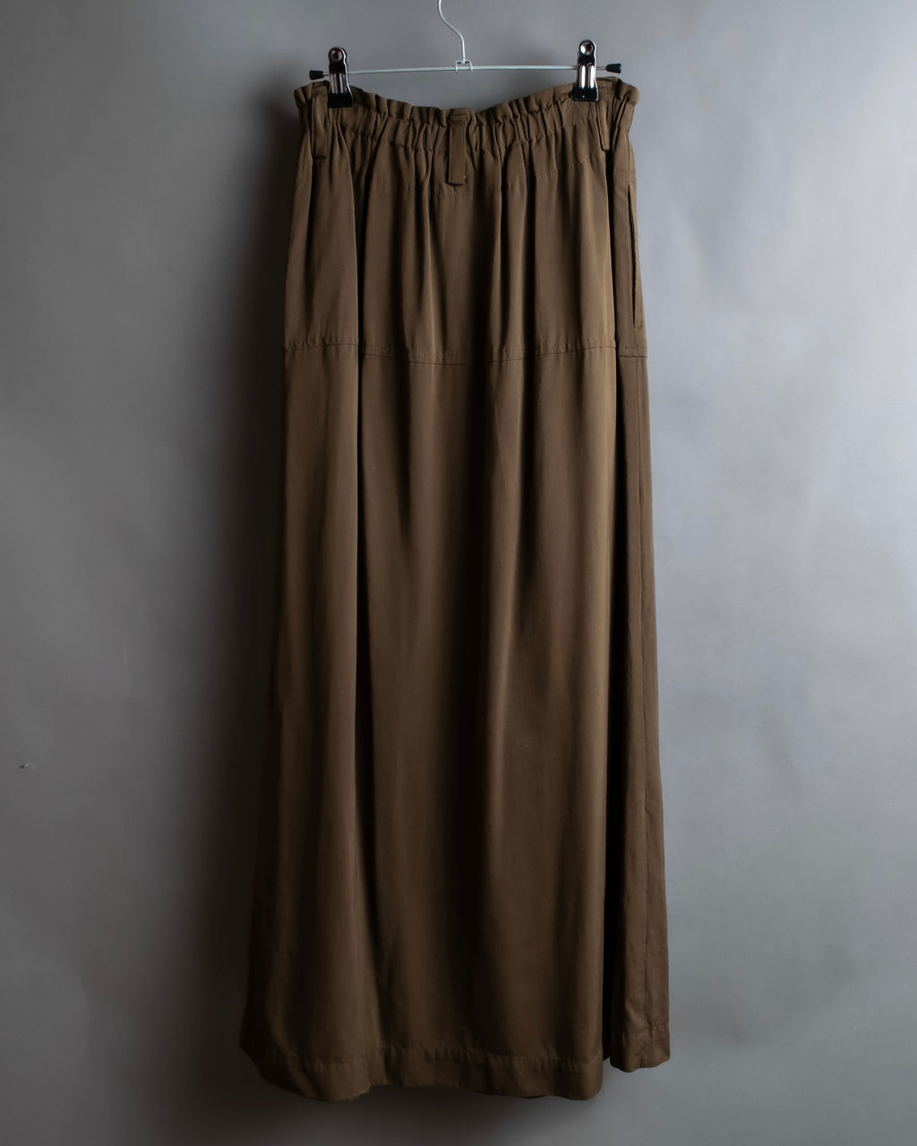 "ISSEY MIYAKE" Gathered waist detail button slide flared skirt