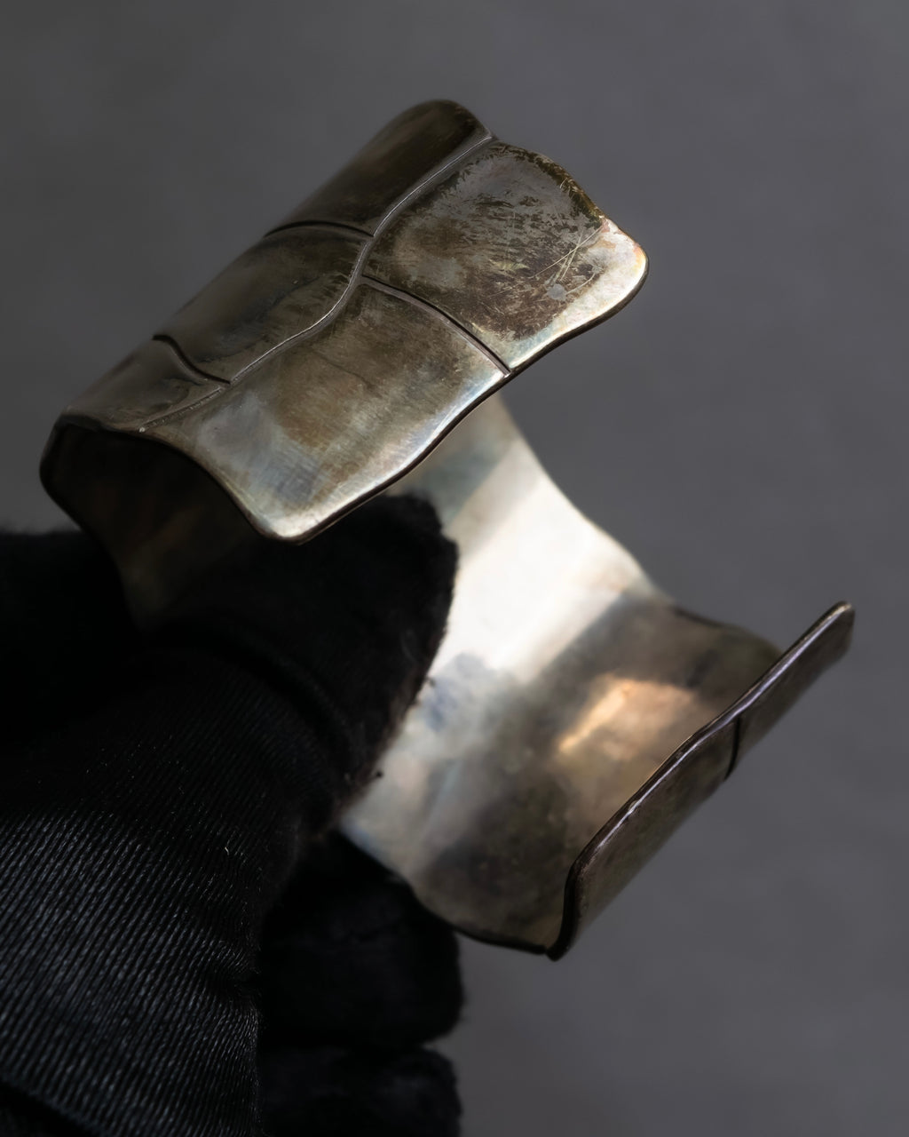 "END CUSTOM JEWELLERS" Square pattern wavy silver bangle