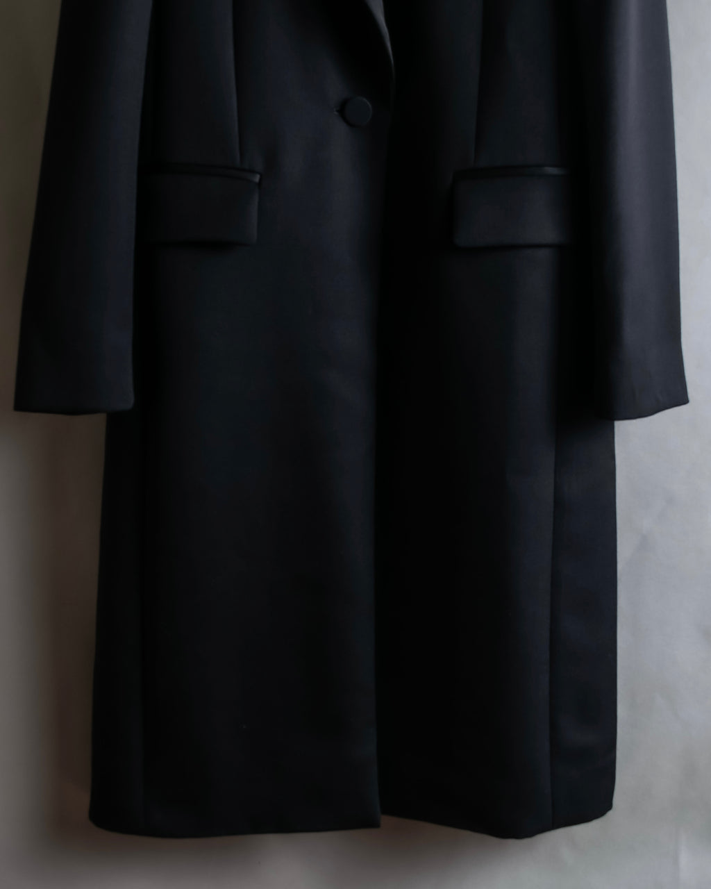 "HUGO BOSS" Satin switch lapel shaped tailored coat