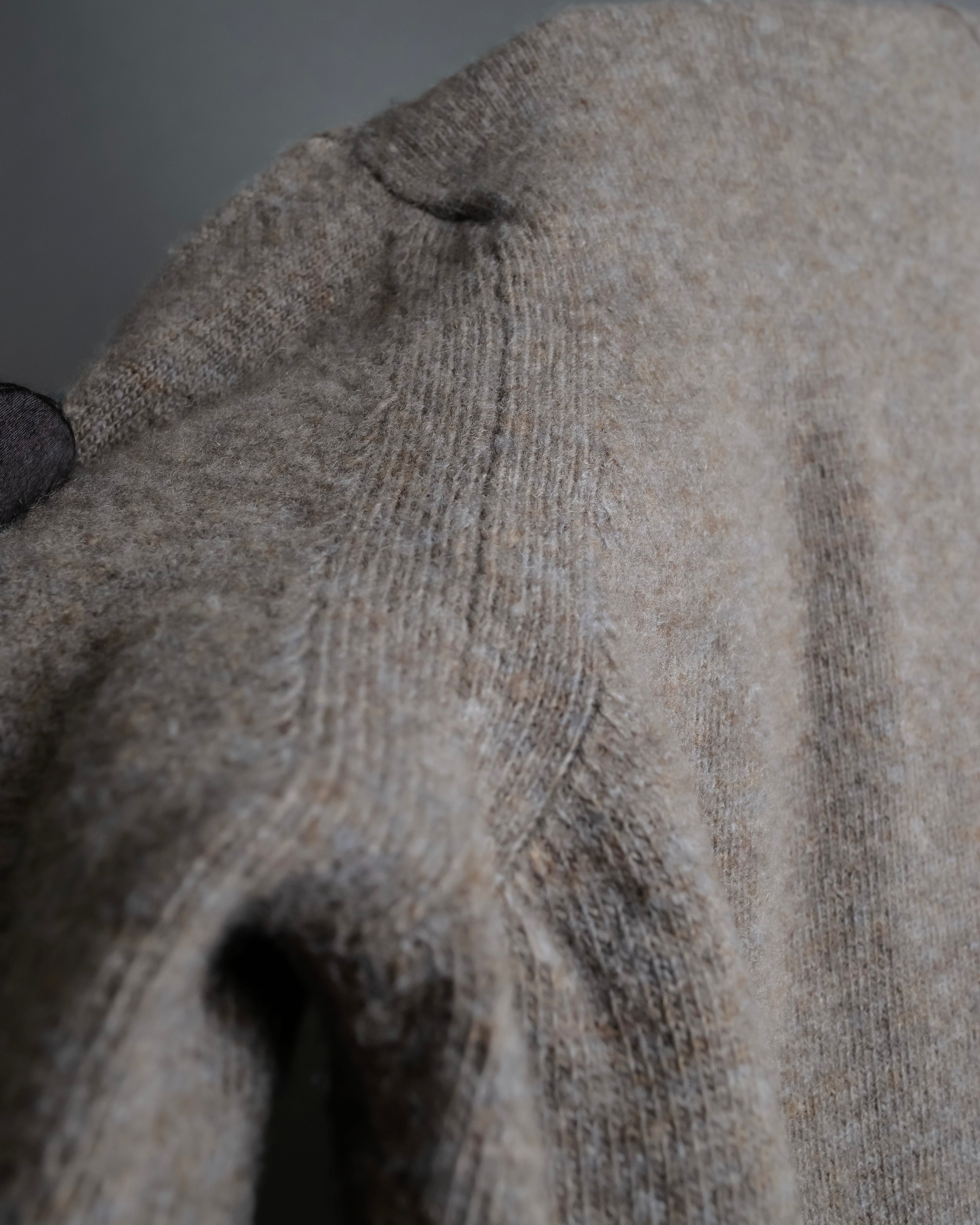 "MAISON MARGIELA 2005's AW " Twisted detail V-neck knit
