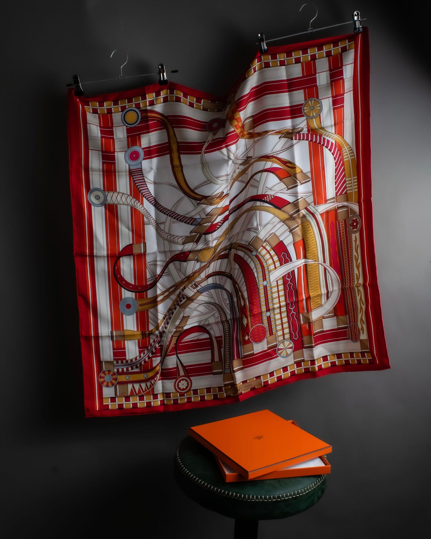 "HERMES" Carre 90 volt et pirouette silk scarf