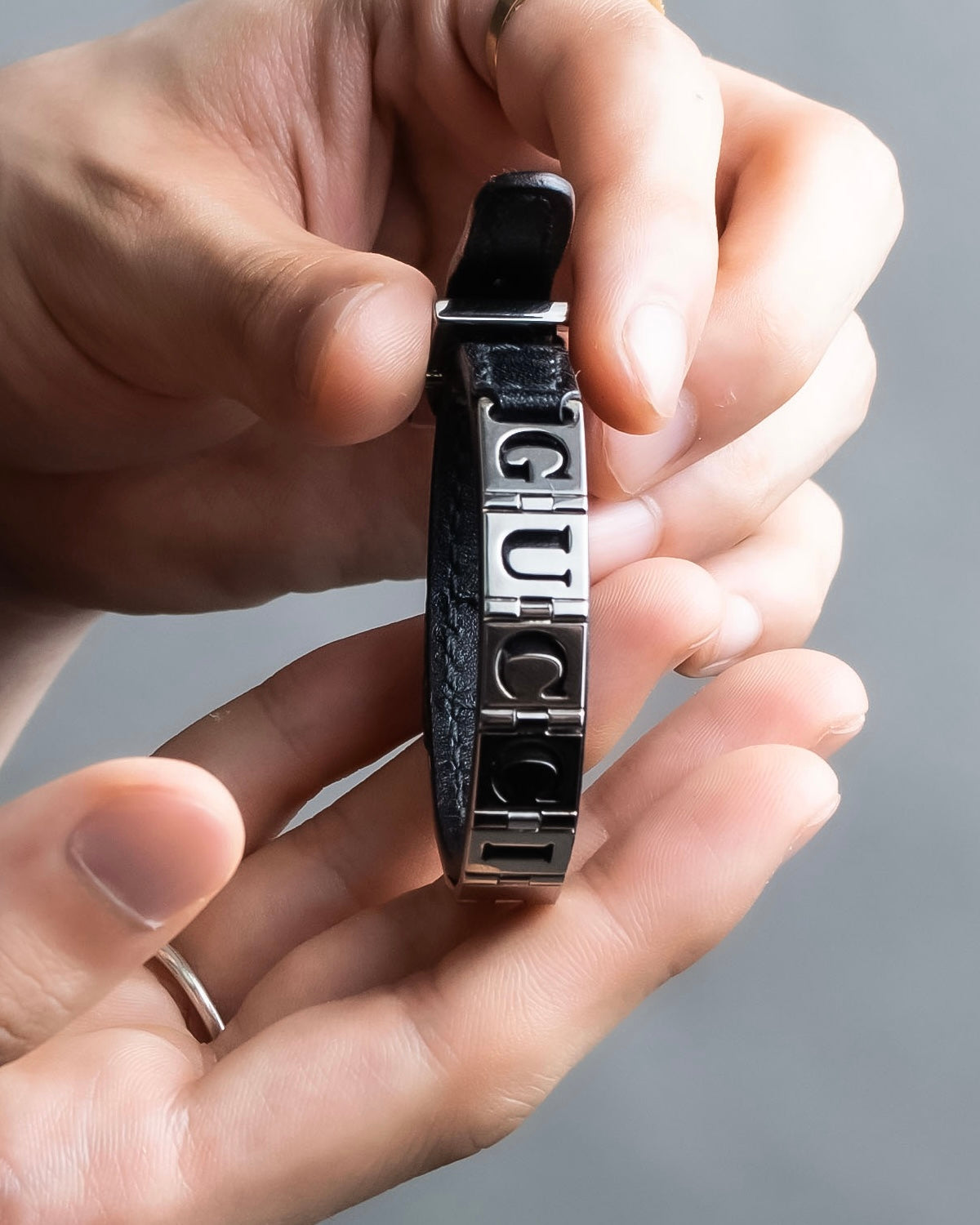 "GUCCI" Logo cat engraved leather bracelet