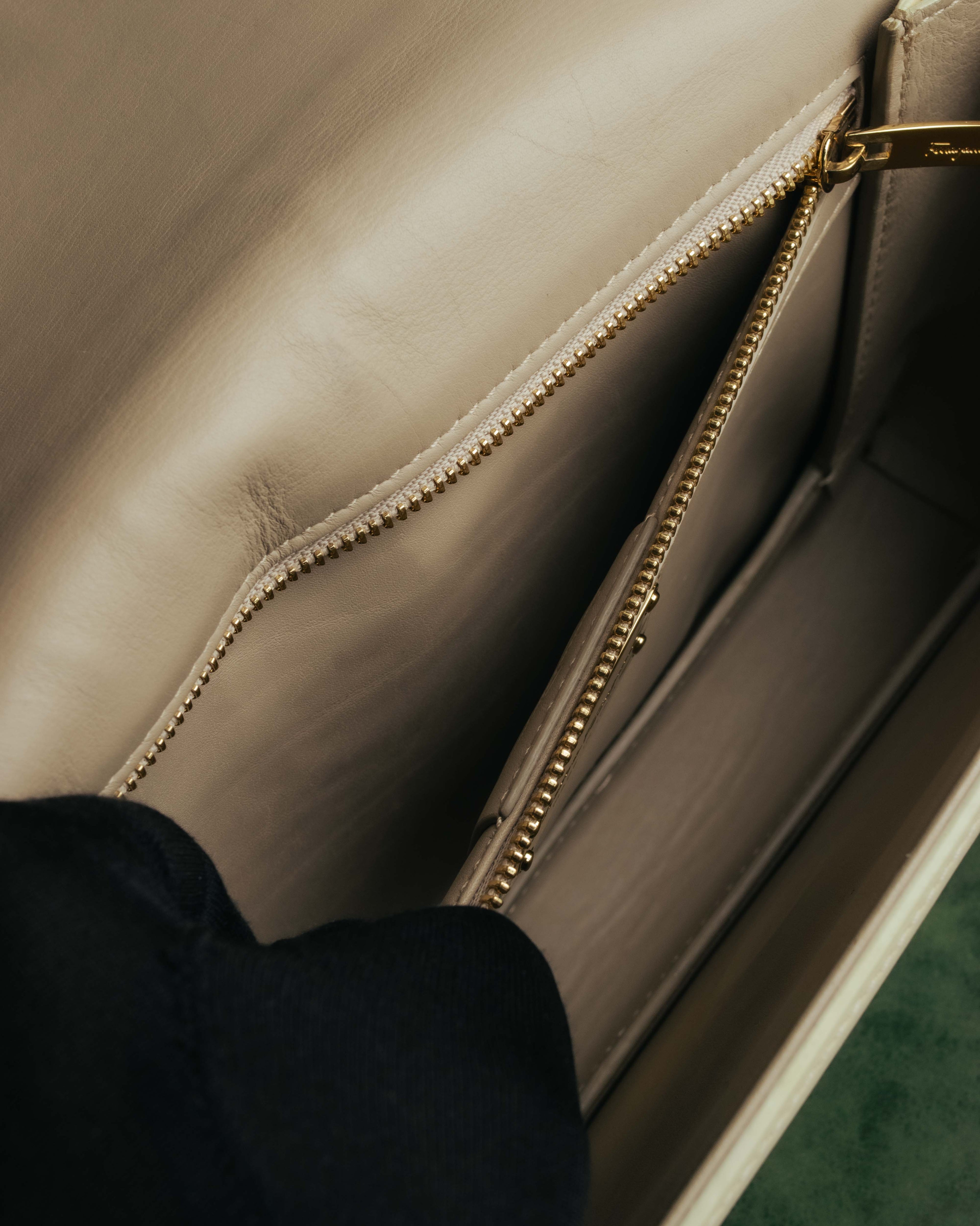 -SPECIAL- “Salvatore Ferragamo” 2015-2017 Vara studded chain shoulder bag