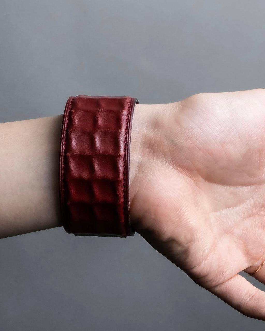 "HERMES" Deutch processing wide leather bracelet