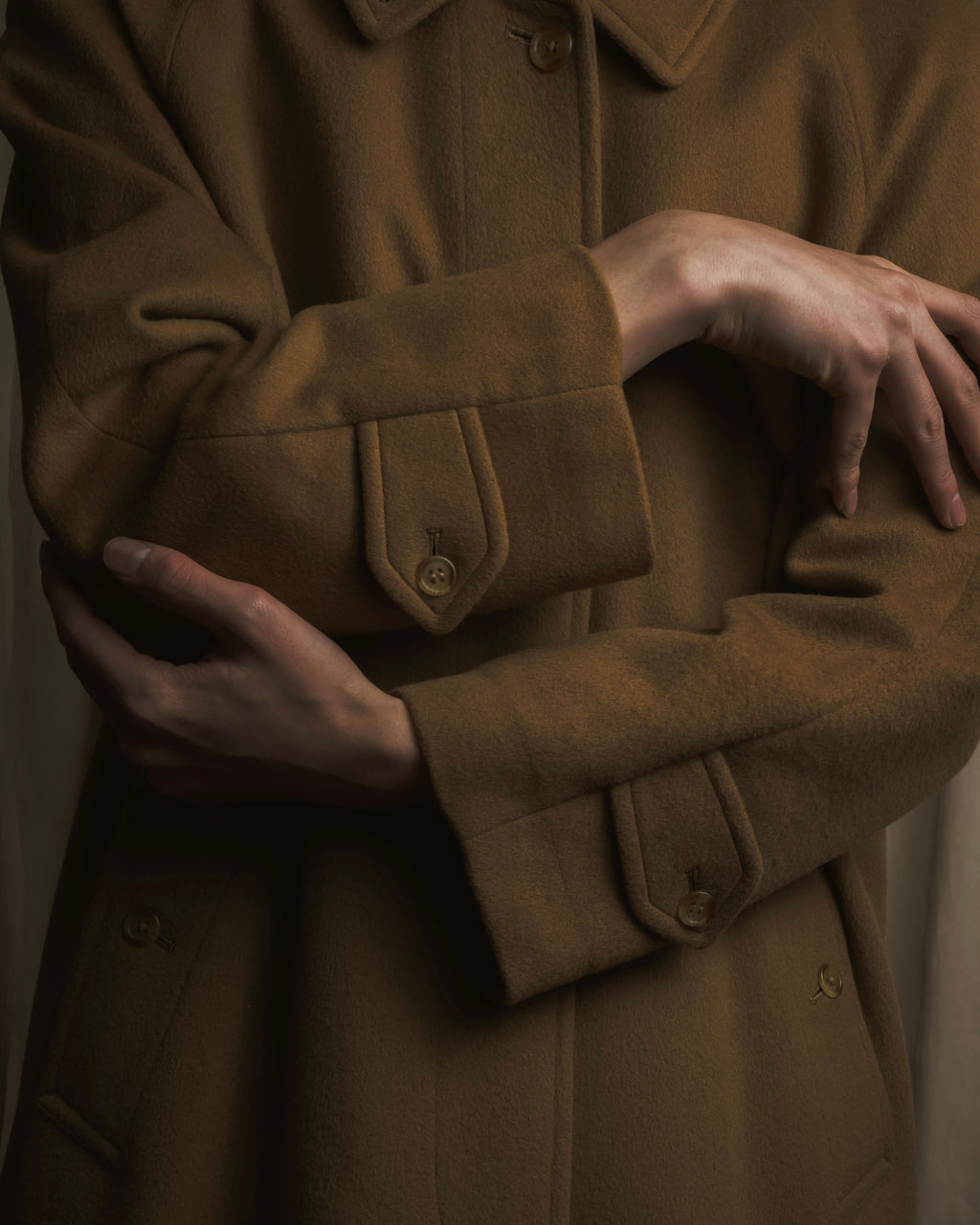 Abrigo de lana y cachemira con cierre frontal tipo fly de los años 80-90 de BURBERRYS