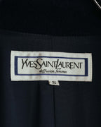 襟元に配された「Yves Saint Laurent diffusion femmes」の織りタグと、S表記のサイズタグを確認できるカット。濃紺の総裏地上にタグが縫い付けられています。