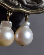 "Vintage engraved relief motif pearl brooch"