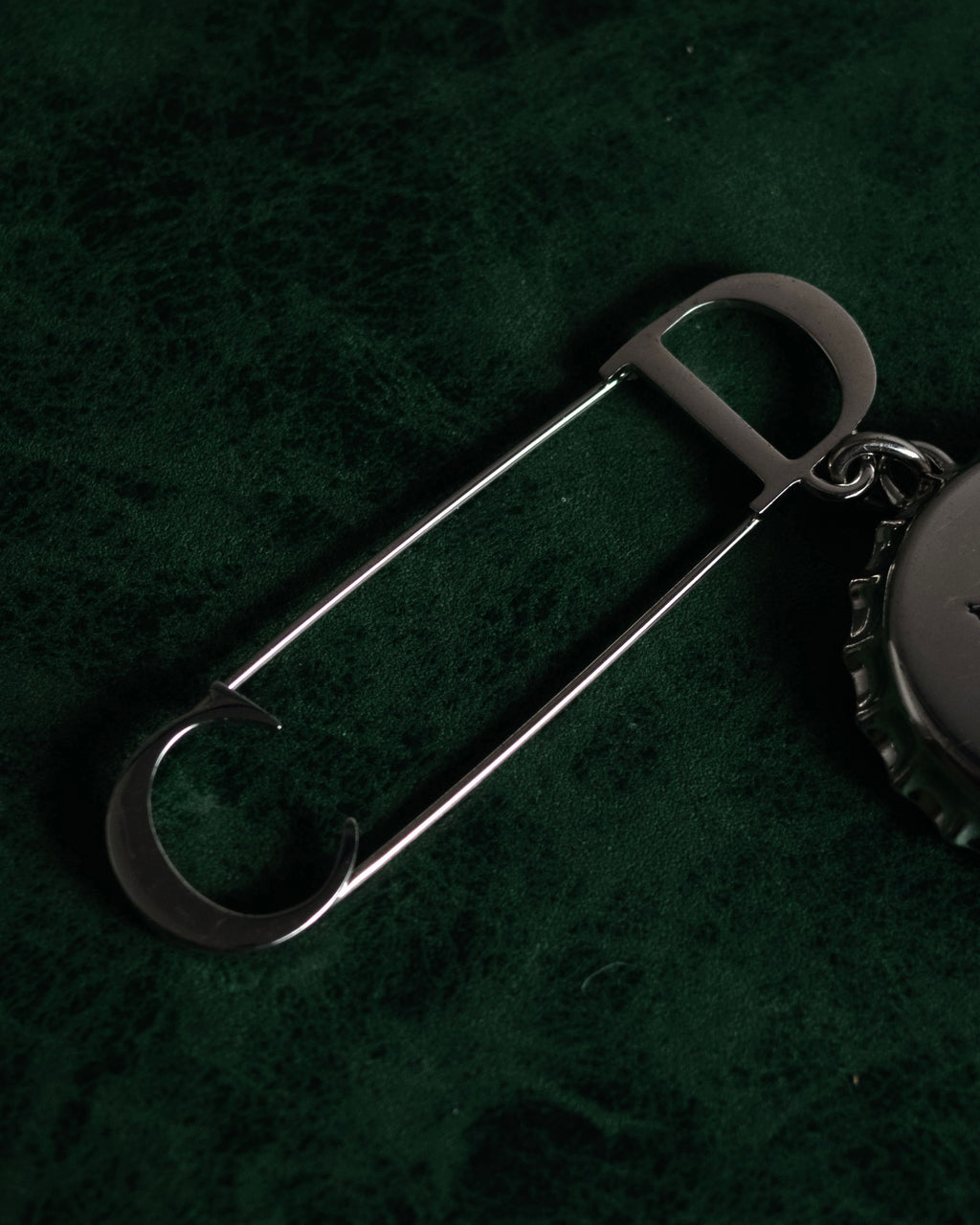 “DIOR” 2018-present Bottle cap pin brooch