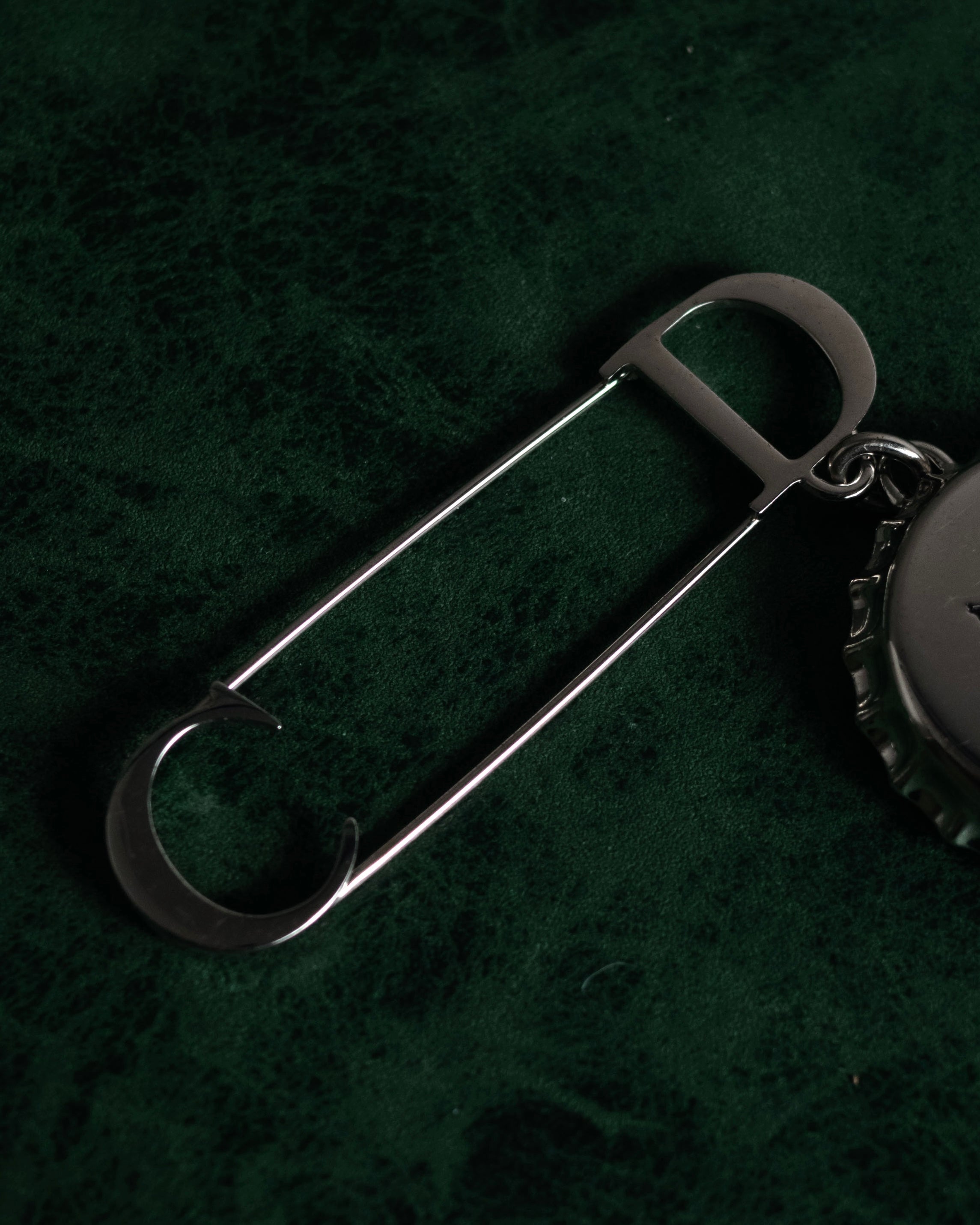 “DIOR” 2018-present Bottle cap pin brooch