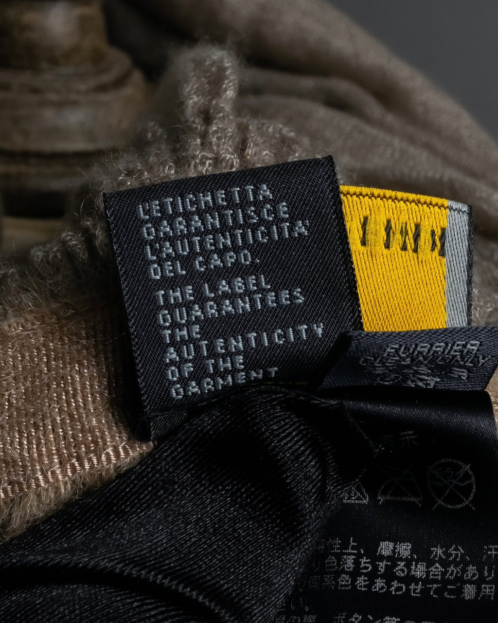 "FENDI" 04-10's Petal motif fur docking long muffler