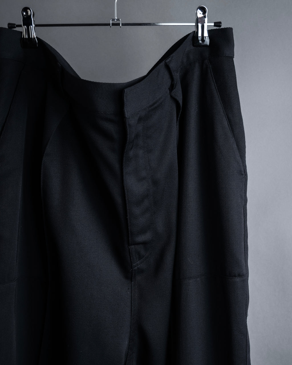 "LOEWE" Three-dimensional pattern design wide slacks