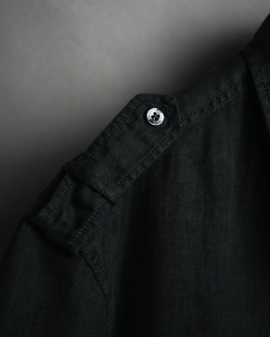 -MOOD MILLÉSIMES- 00’s black linen epaulet half-sleeve shirt by “ARMANI COLLEZIONI”