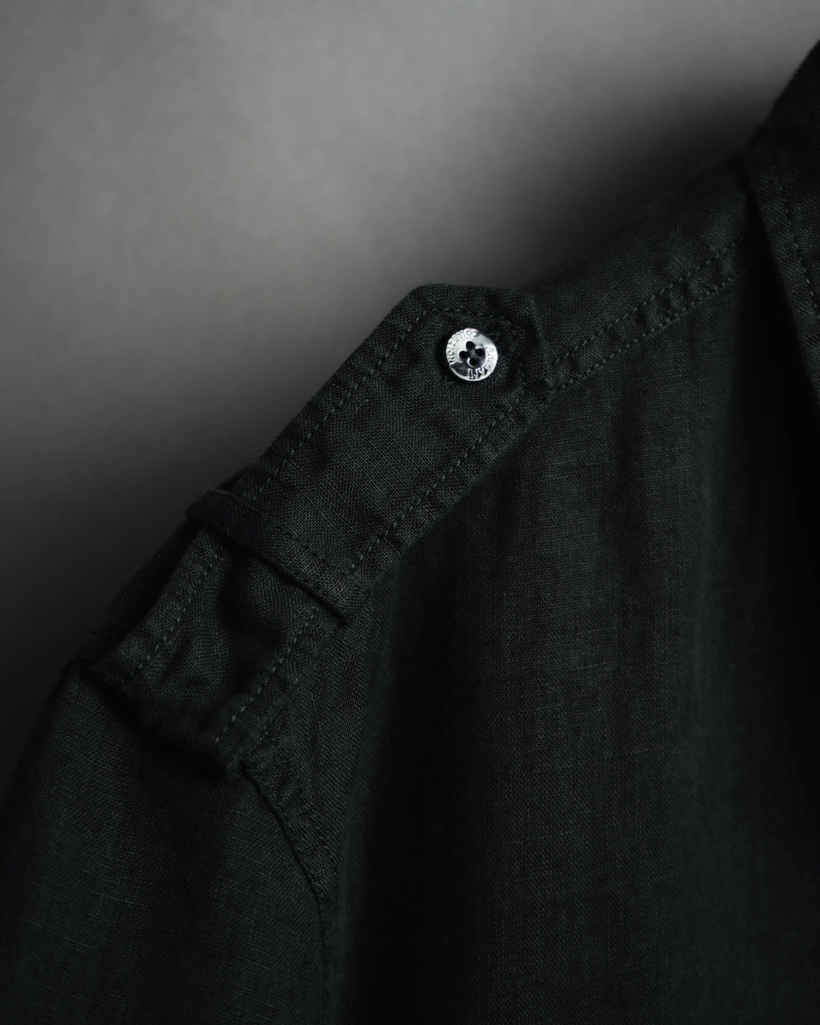 -MOOD MILLÉSIMES- 00’s black linen epaulet half-sleeve shirt by “ARMANI COLLEZIONI”