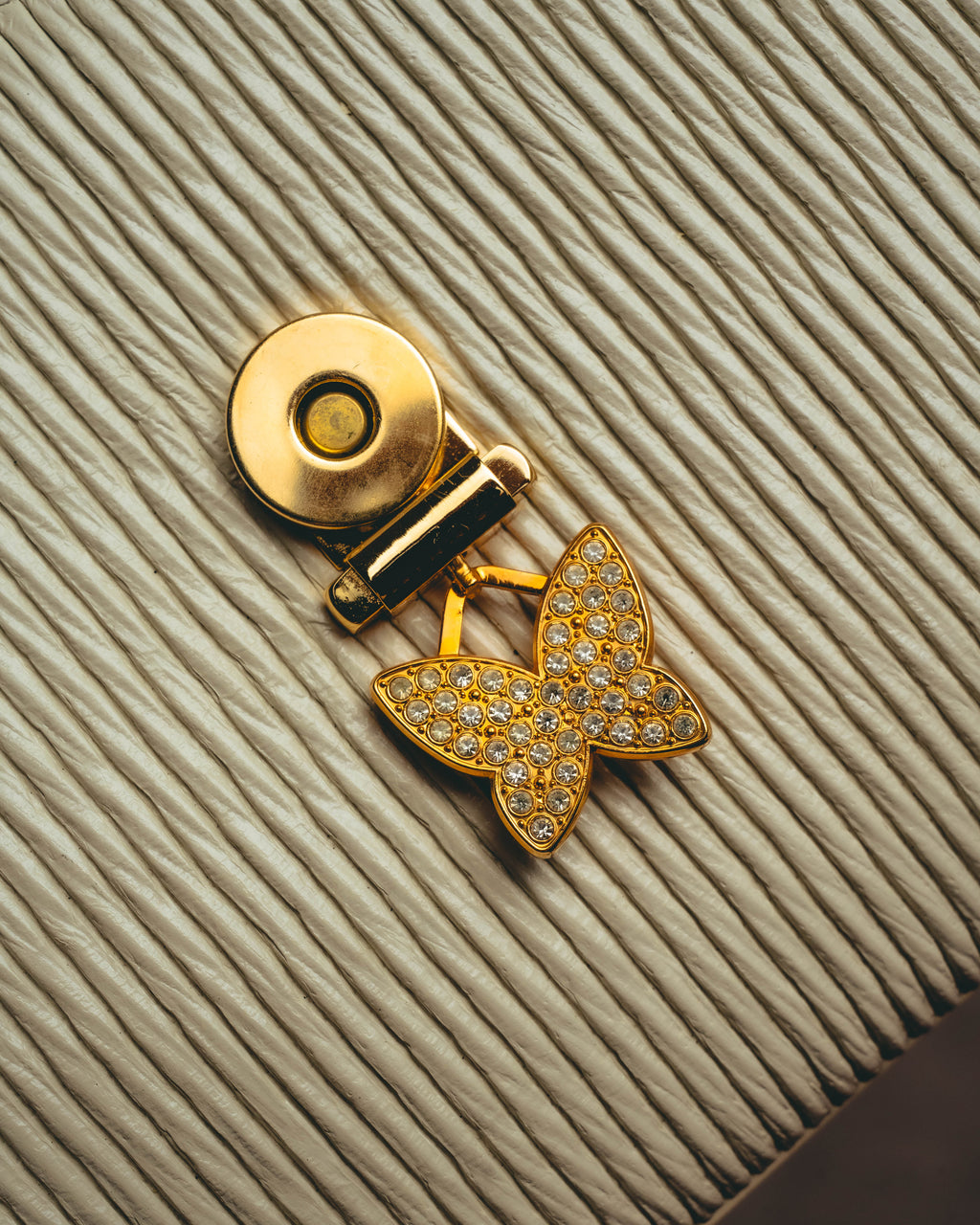 "HANAE MORI" 80's-90's Pleated butterfly clasp handbag