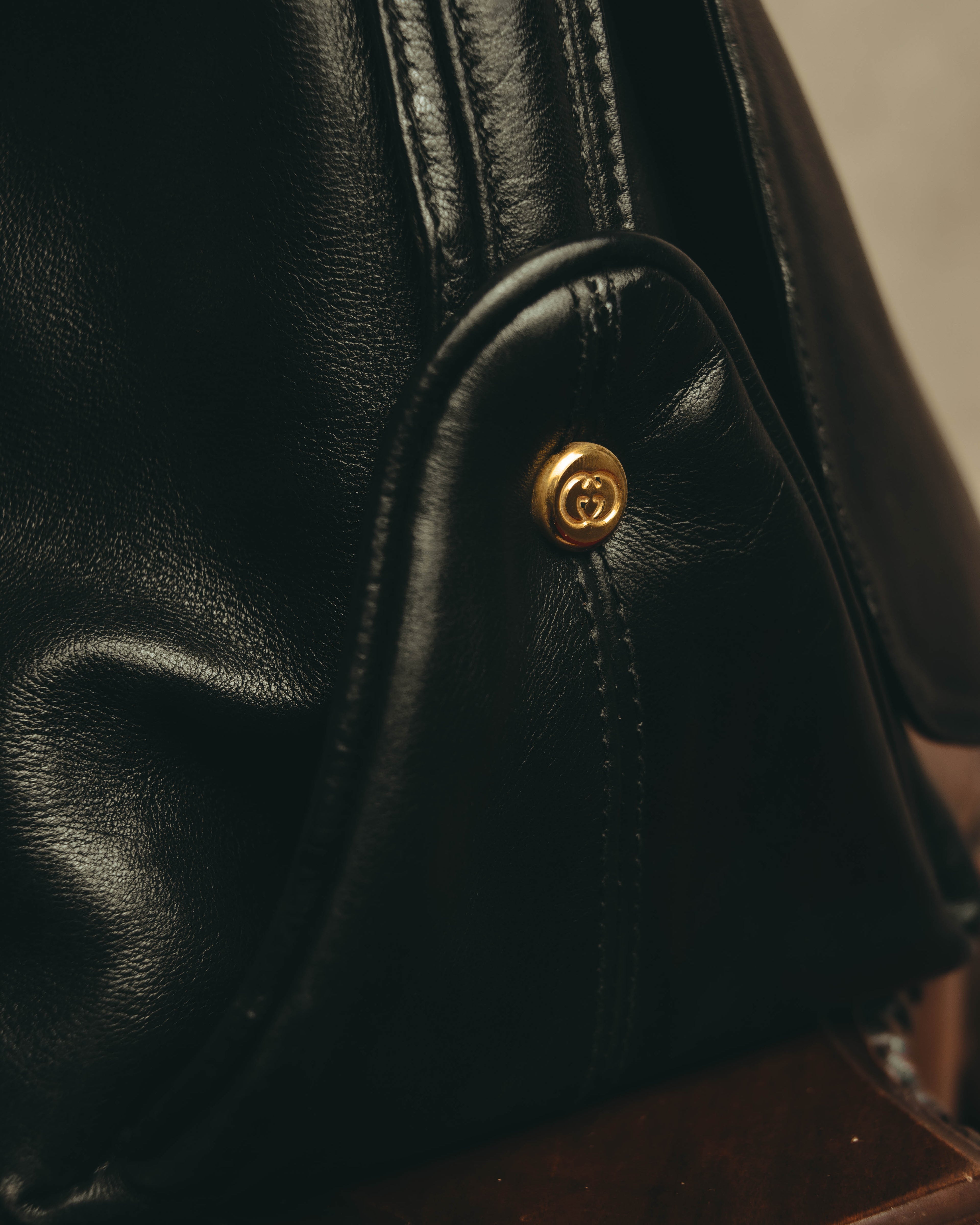 -SPECIAL- "Gucci" 80's Vintage tiger head leather draping shoulder bag with crest charm