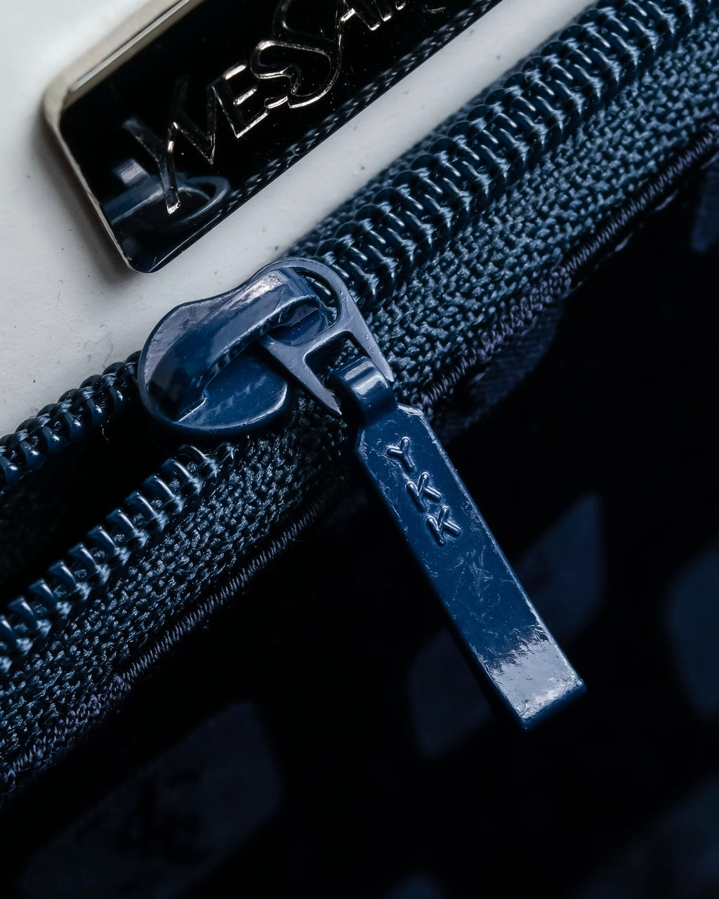 "YVES SAINT LAURENT" Clasp design chain shoulder patent leather bag