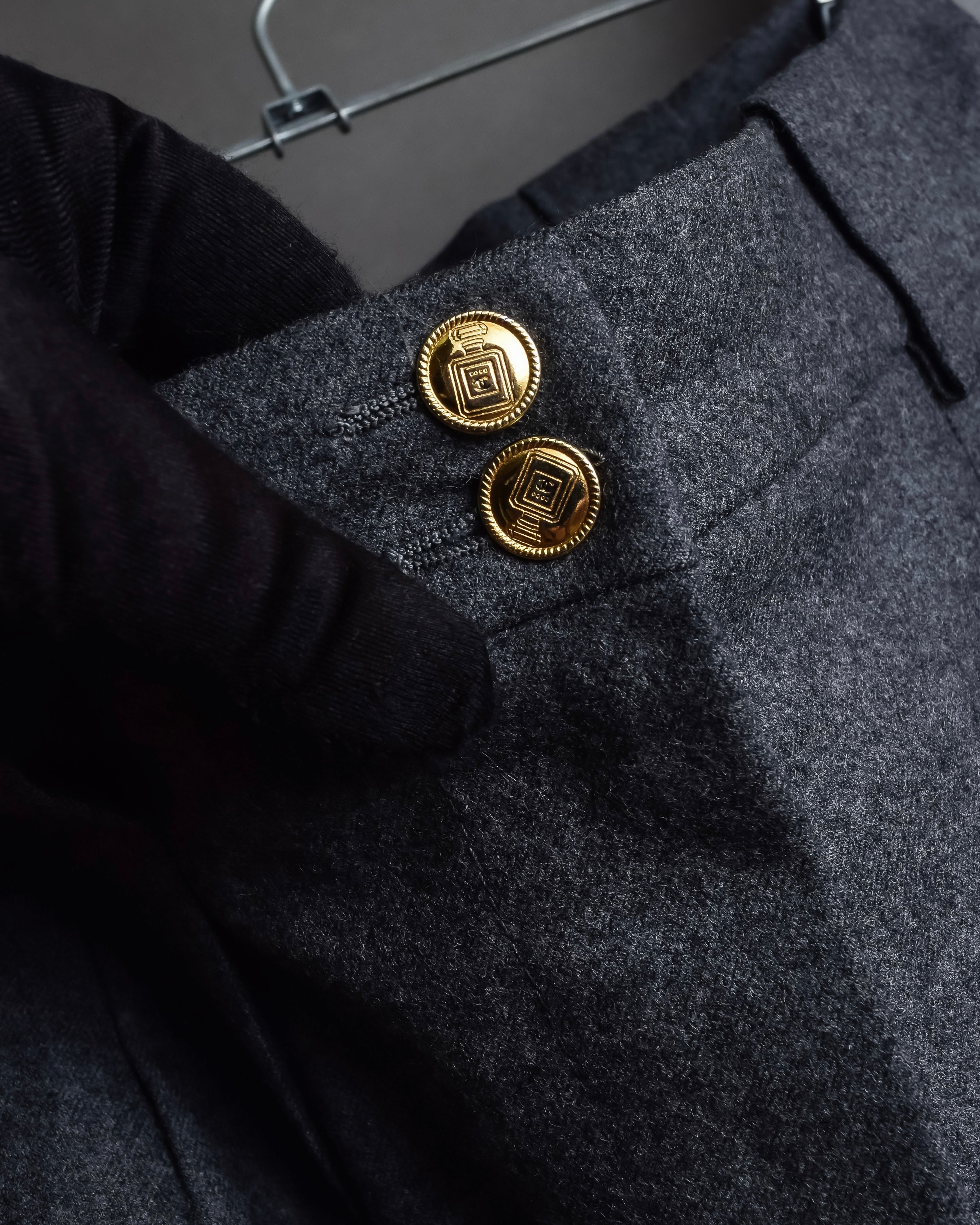 "CHANEL" 90's Gold button design straight line skirt