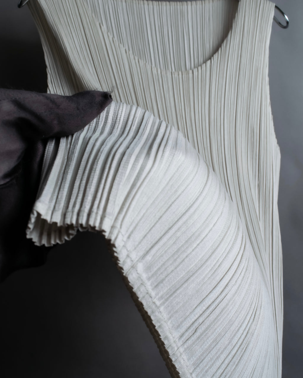 "PLEATS PLEASE ISSEY MIYAKE" Off-white tank top