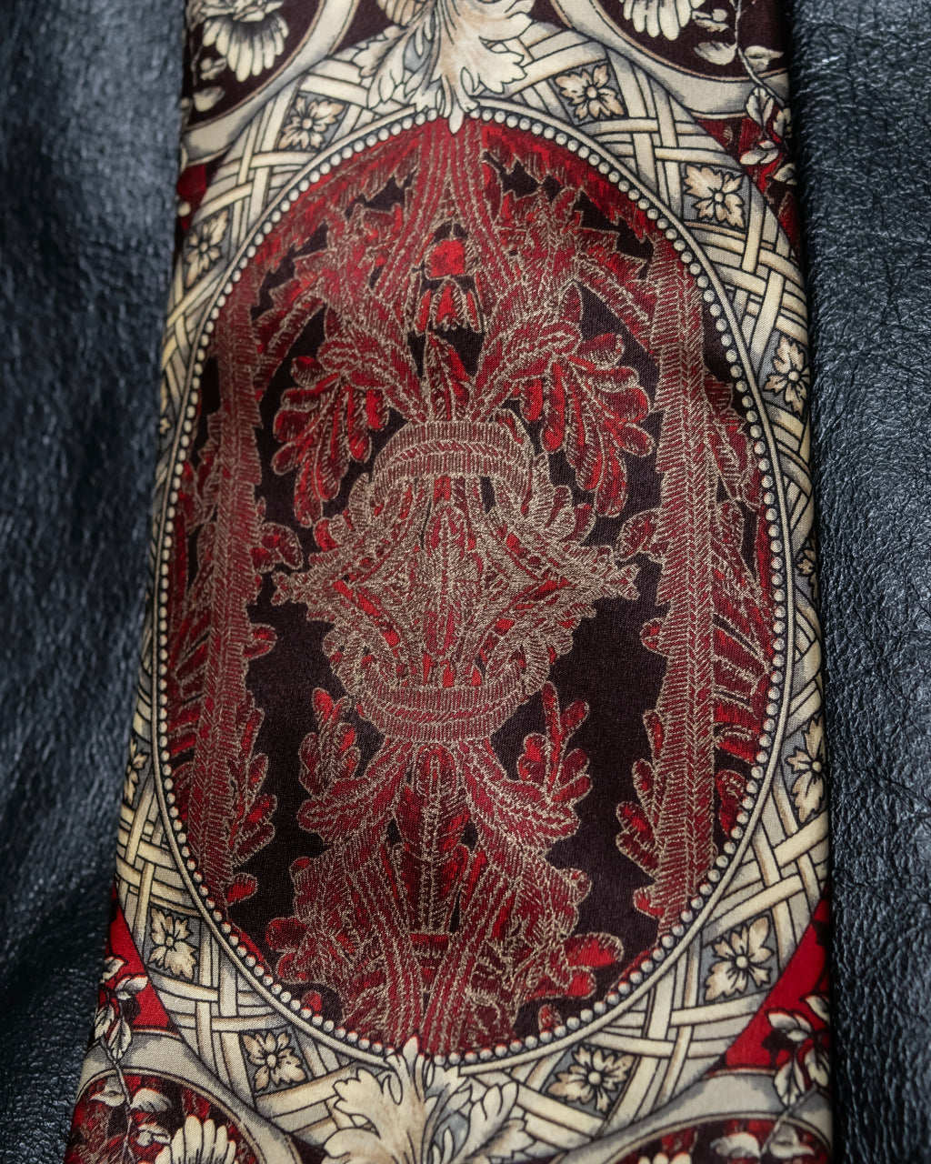 "GIANFRANCO FERRE" Beautiful botanical and frame design necktie