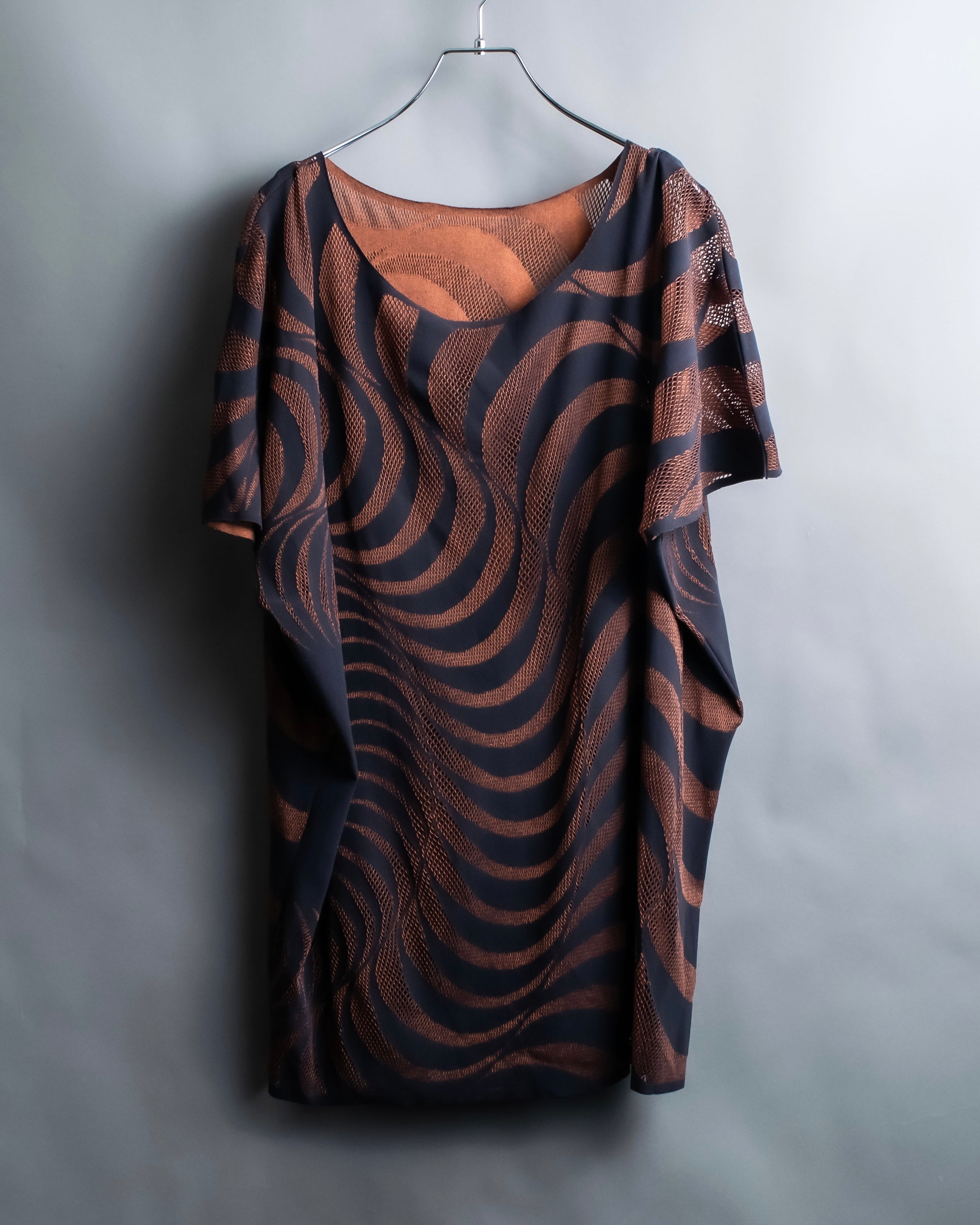 "PLEATS PLEASE ISSEY MIYAKE" 
Marble print dolman sleeve tops