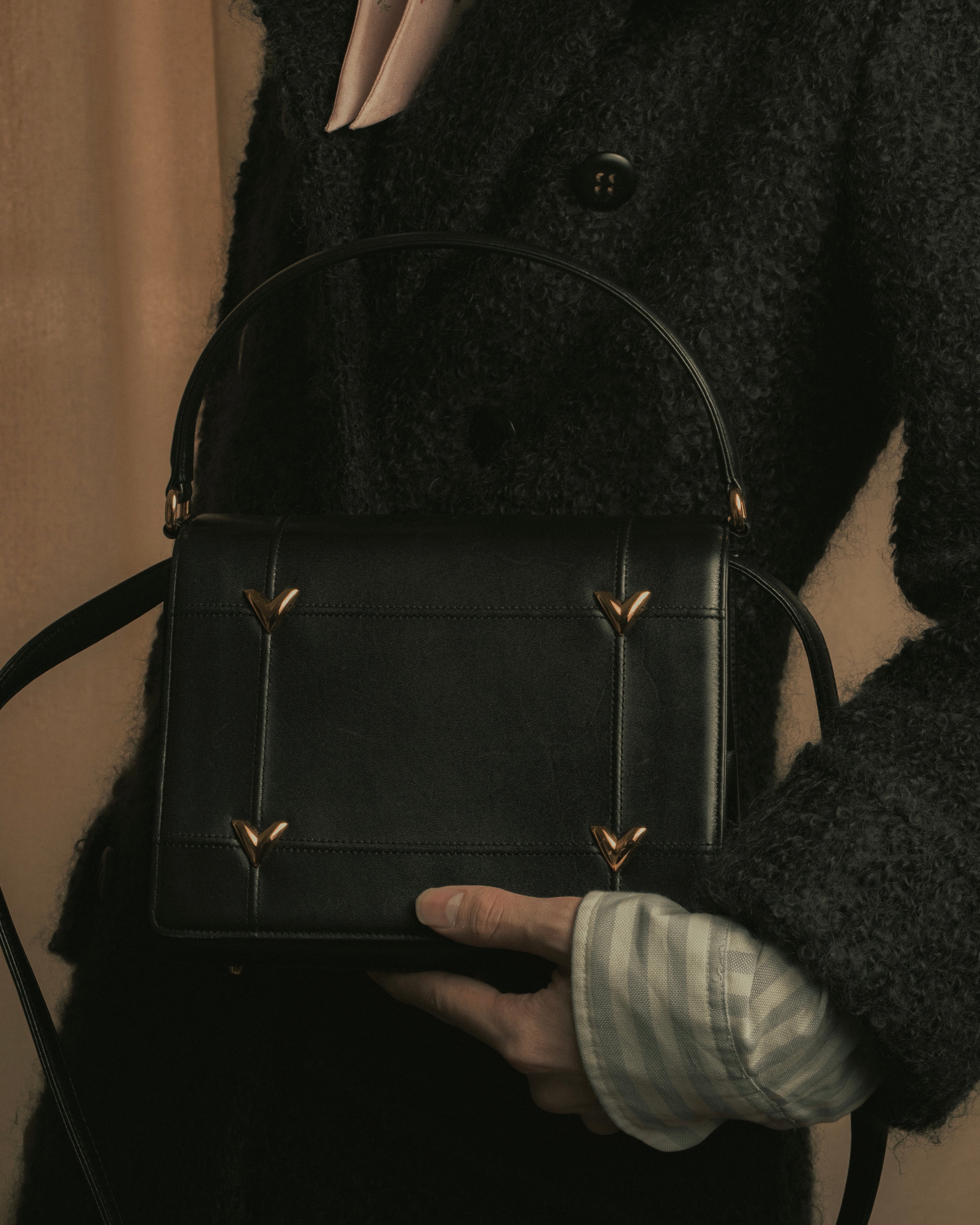 -SPECIAL- "VALENTINO GARAVANI" 90’s-00’s V corner hardware leather top handle bag