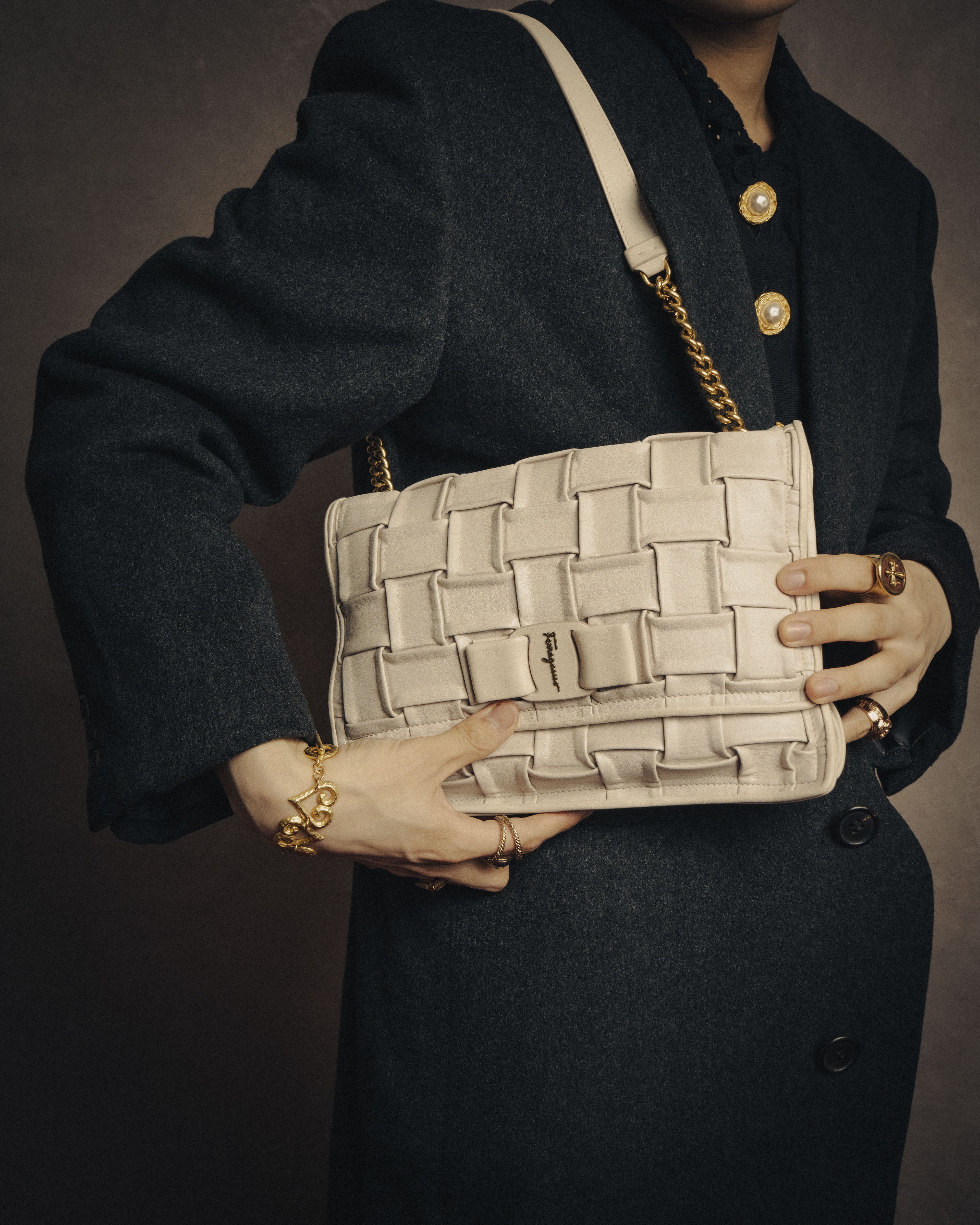 -SPECIAL- “Salvatore Ferragamo” 2020-2022 Woven vara chain shoulder bag