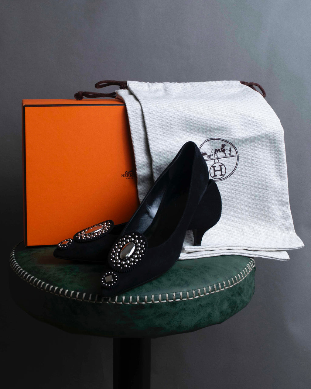 "HERMES" Jewelry design suede heel pumps