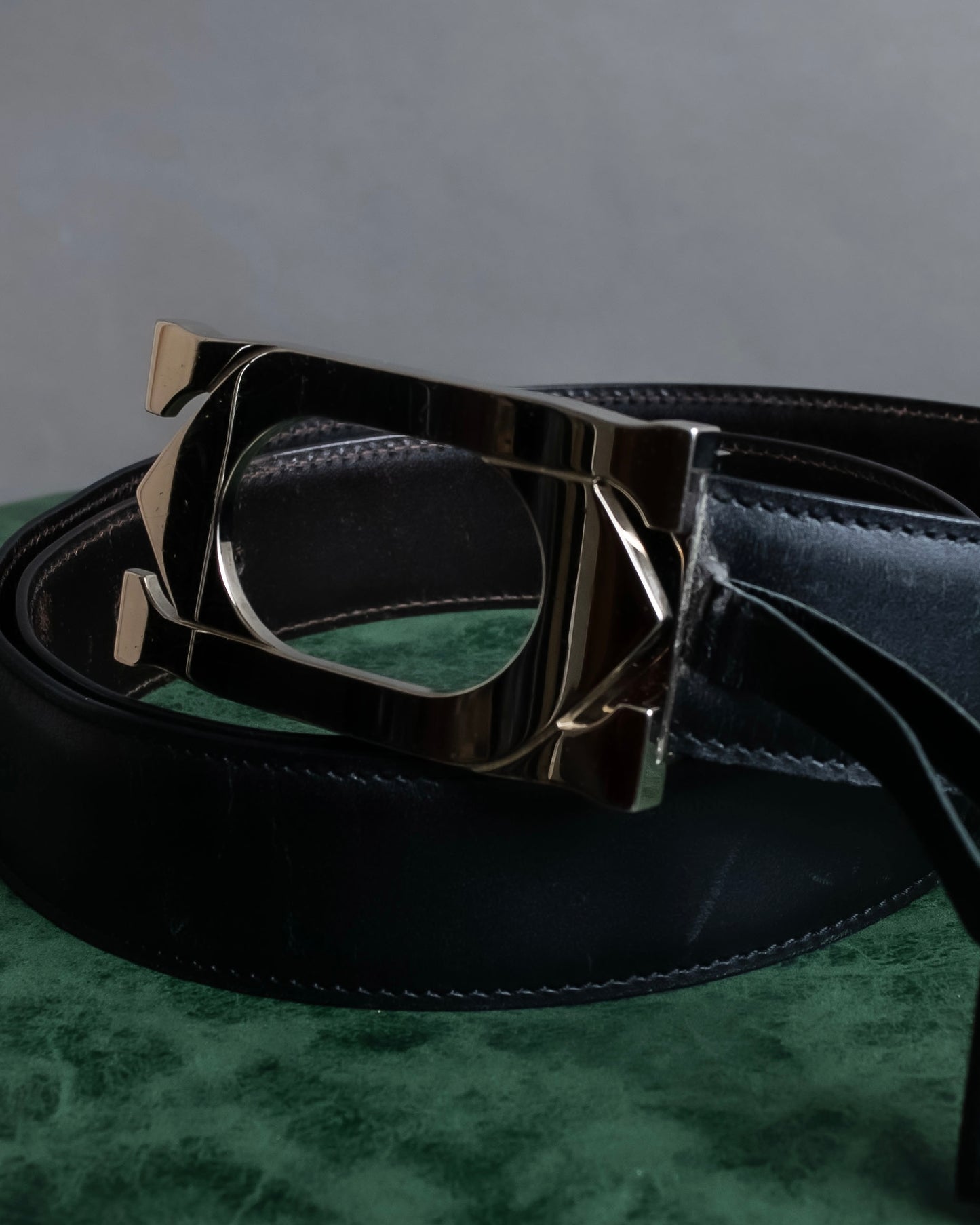 "Cartier" 2C logo motif buckle design leather belt