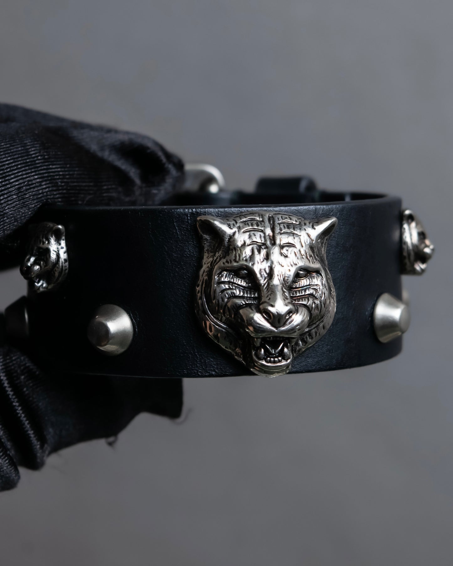 "GUCCI" Cat head motif stud design leather bracelet