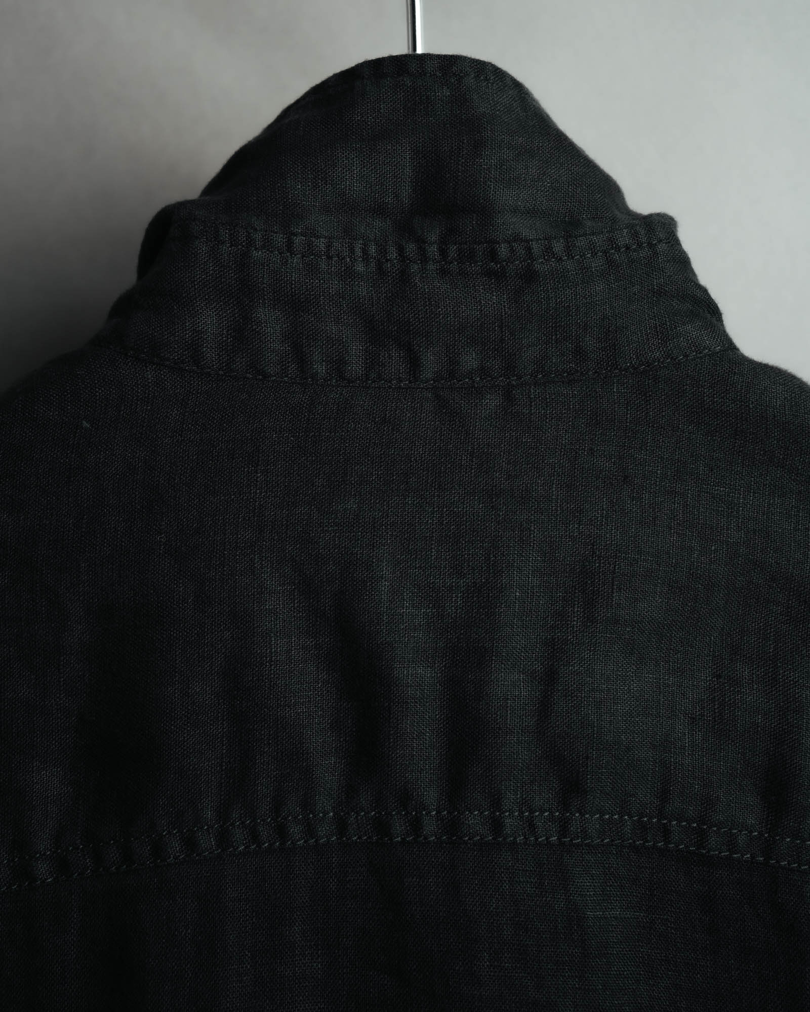 -MOOD MILLÉSIMES- 00’s black linen epaulet half-sleeve shirt by “ARMANI COLLEZIONI”