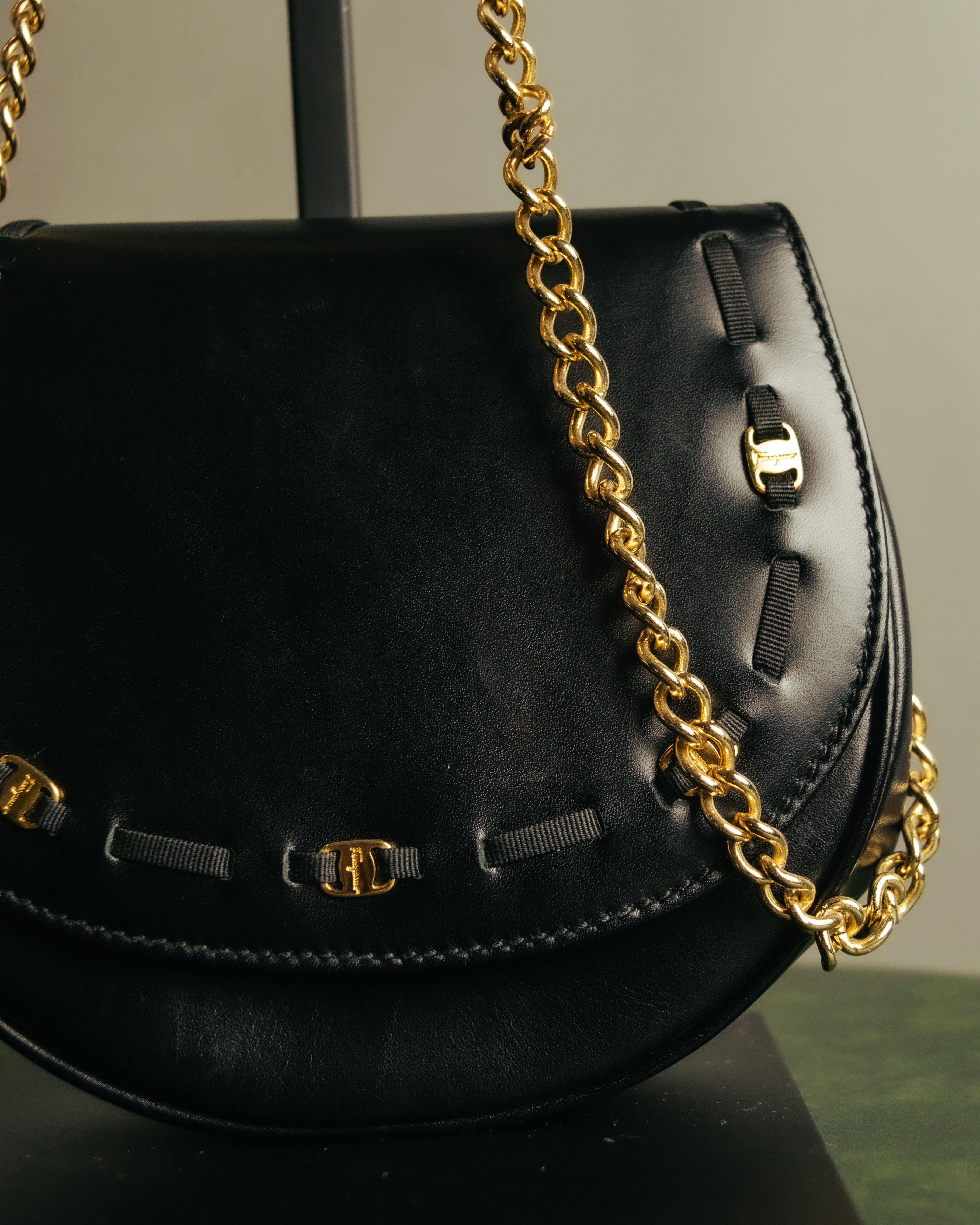“Salvatore Ferragamo” 90’s Vara ribbon half moon chain bag