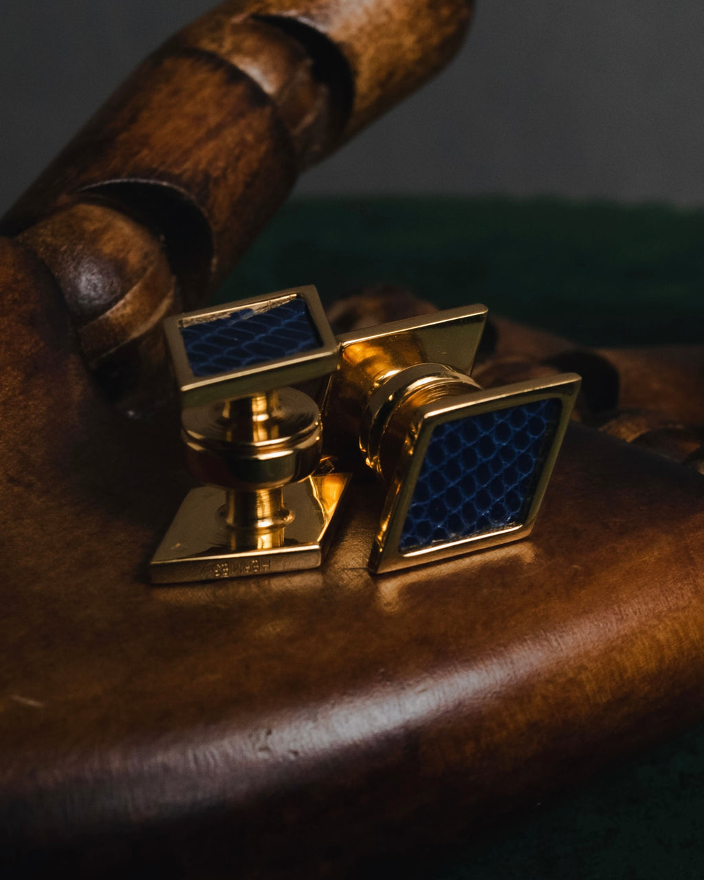 "HERMES" 90’s-00’s diamond inlay lizard cufflinks