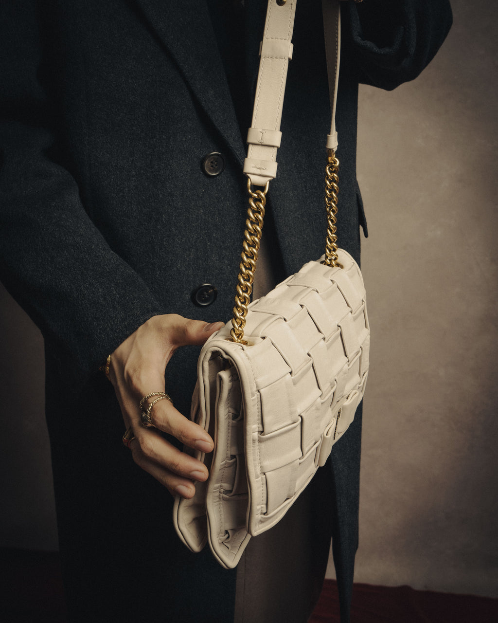 -SPECIAL- “Salvatore Ferragamo” 2020-2022 Woven vara chain shoulder bag
