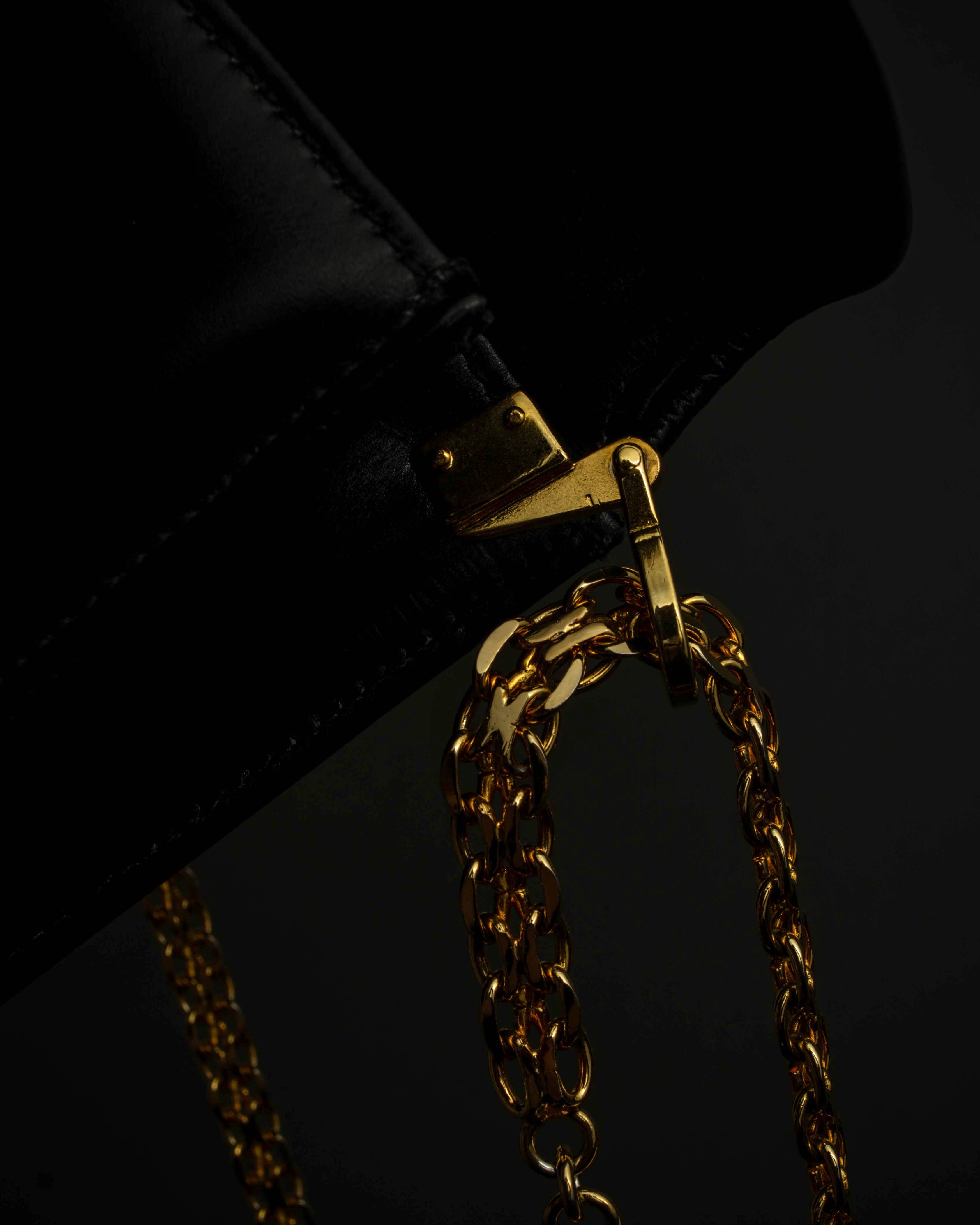 "GUCCI" Filigree vintage design chain shoulder leather bag