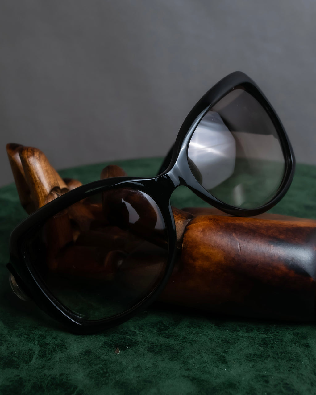 "GUCCI" Butterfly frame GG logo engraved sunglasses