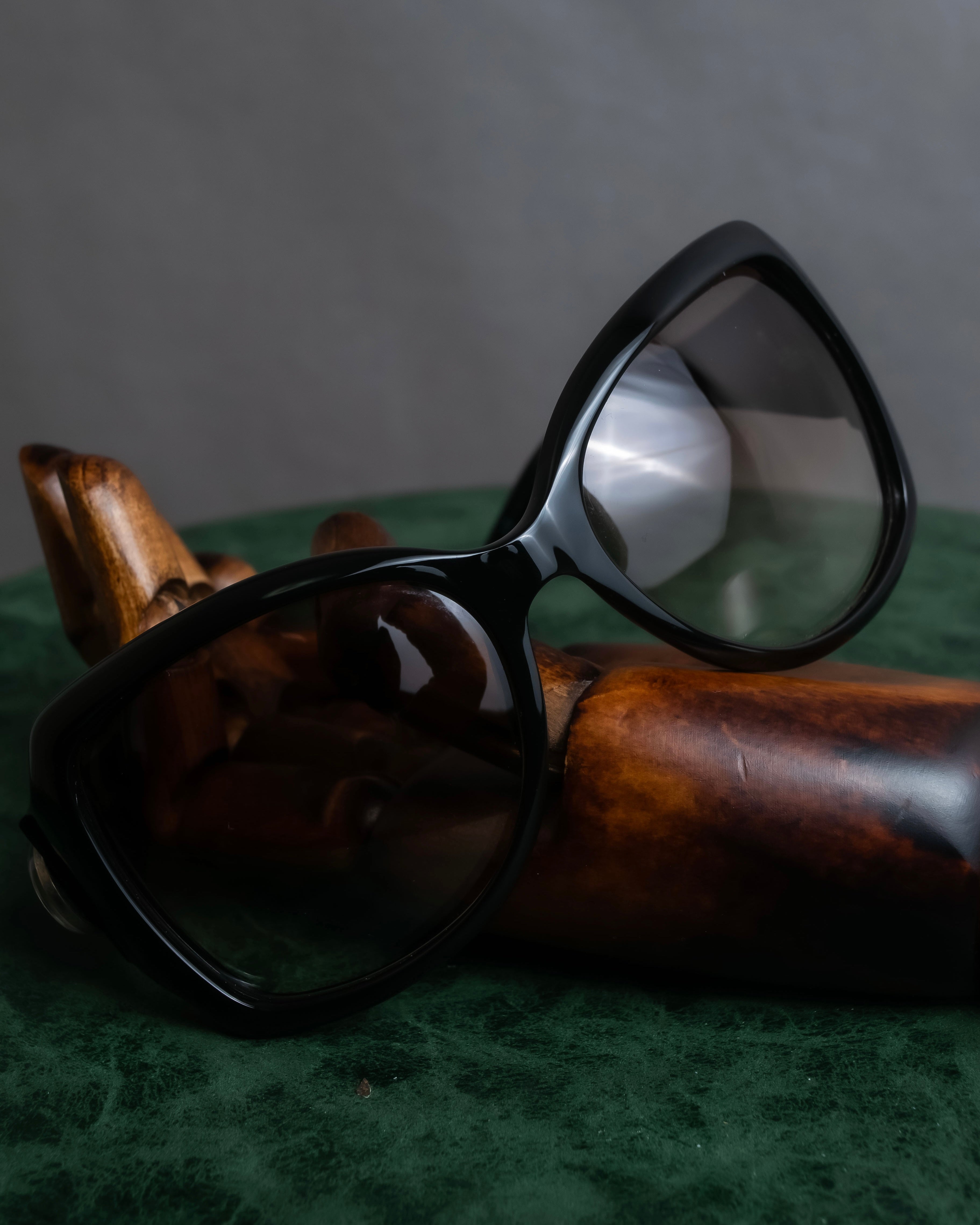 "GUCCI" Butterfly frame GG logo engraved sunglasses