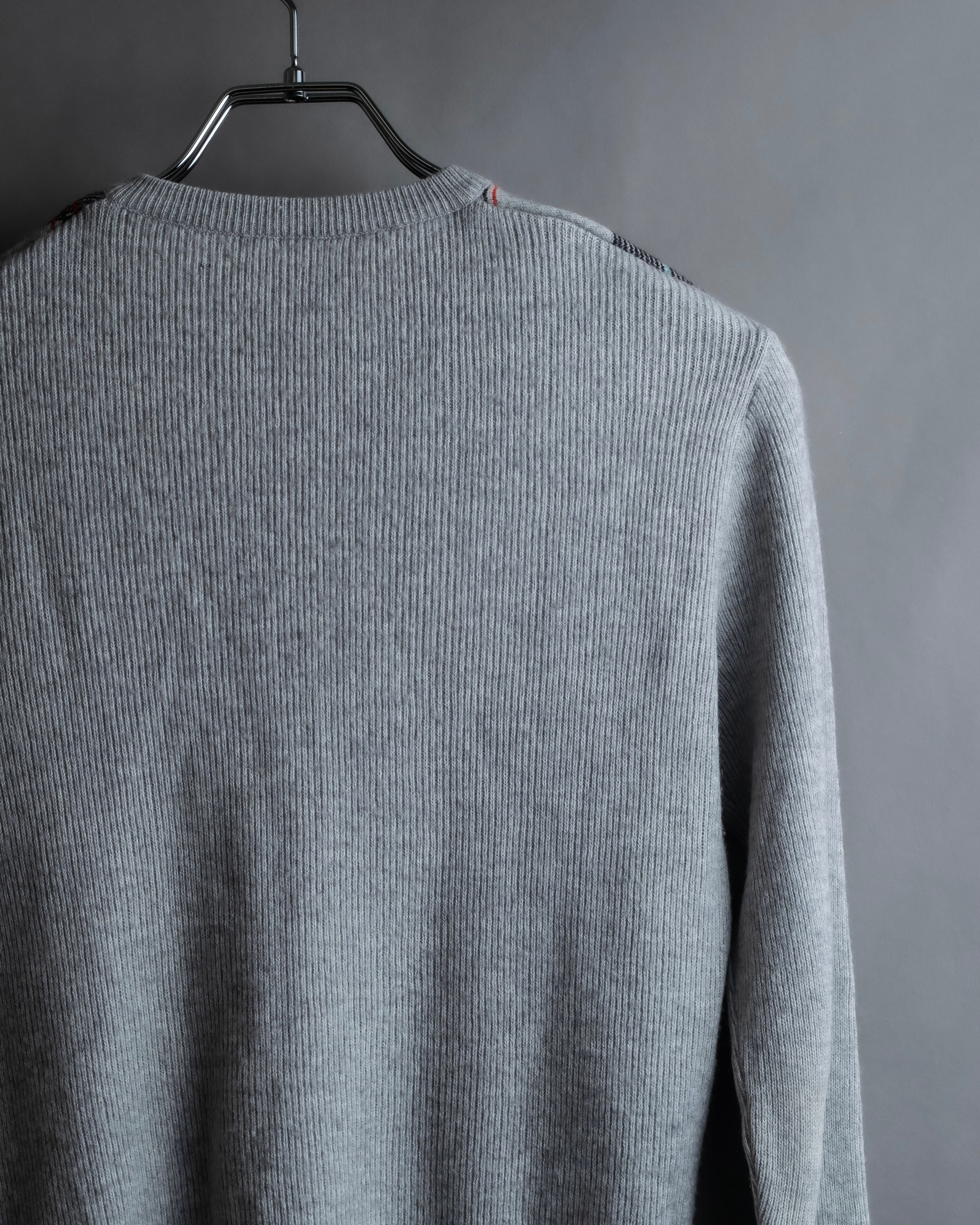 Diagonal deformed check rib knit.