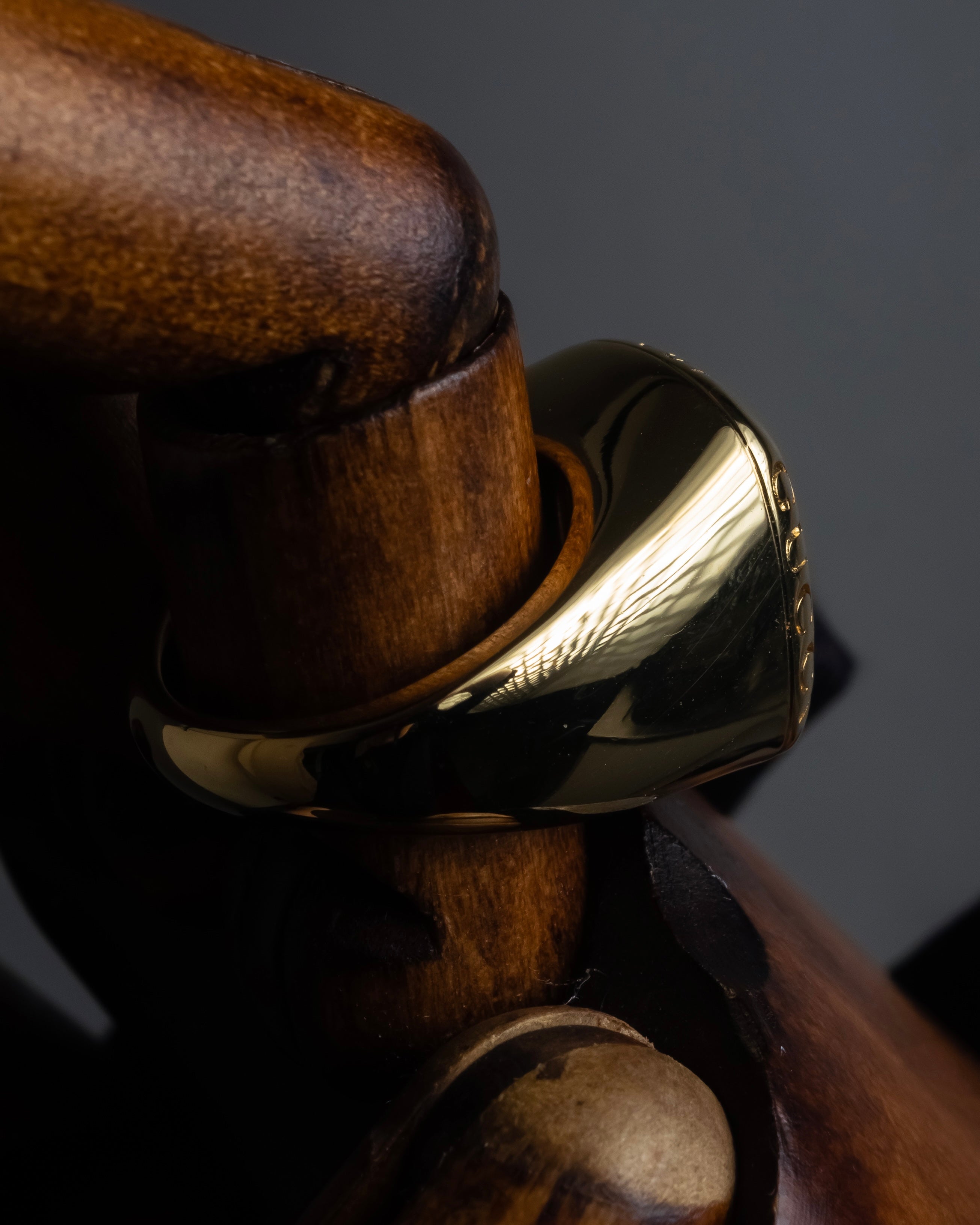 "GUCCI" Coat of arms engraved design ring