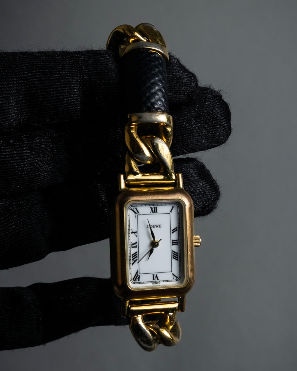 "LOEWE" 90's Square forum relief design watch