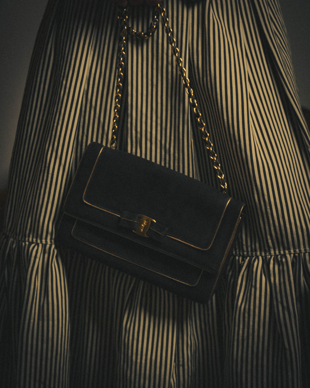 -SPECIAL- "Salvatore Ferragamo" 10's Elegant suede chain shoulder bag
