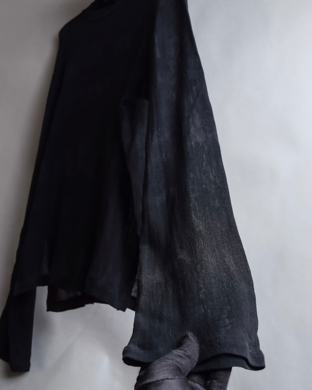 "ISSEY MIYAKE" Layered design high neck delicate knit