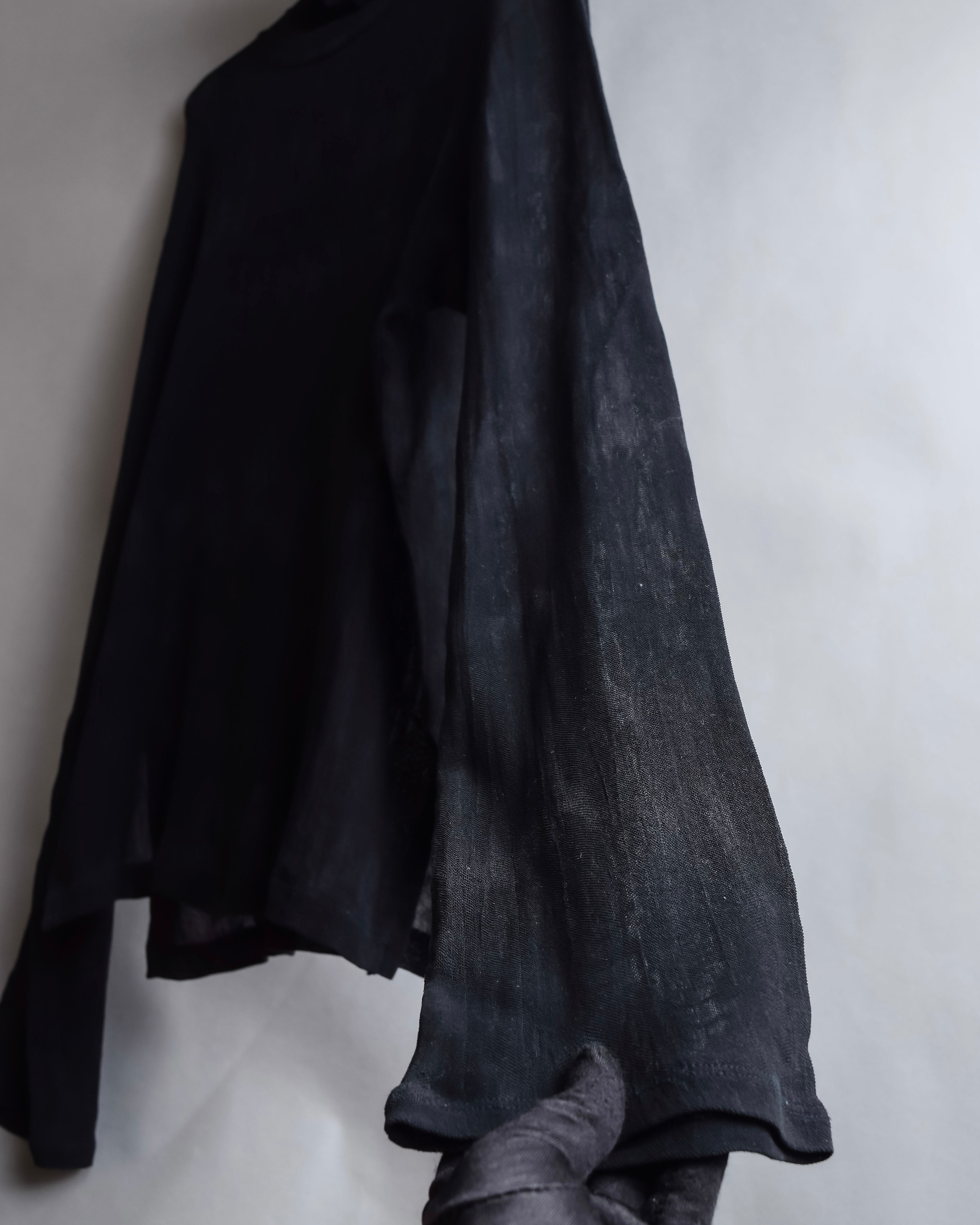 "ISSEY MIYAKE" Layered design high neck delicate knit