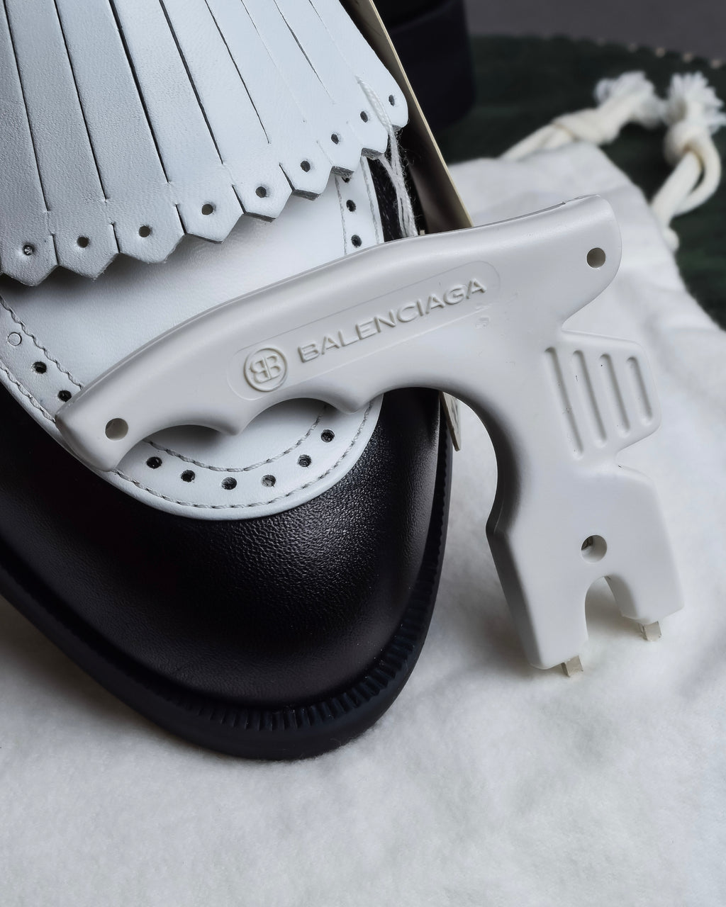 "BALENCIAGA" Two-tone fringe design leather golf shoes
