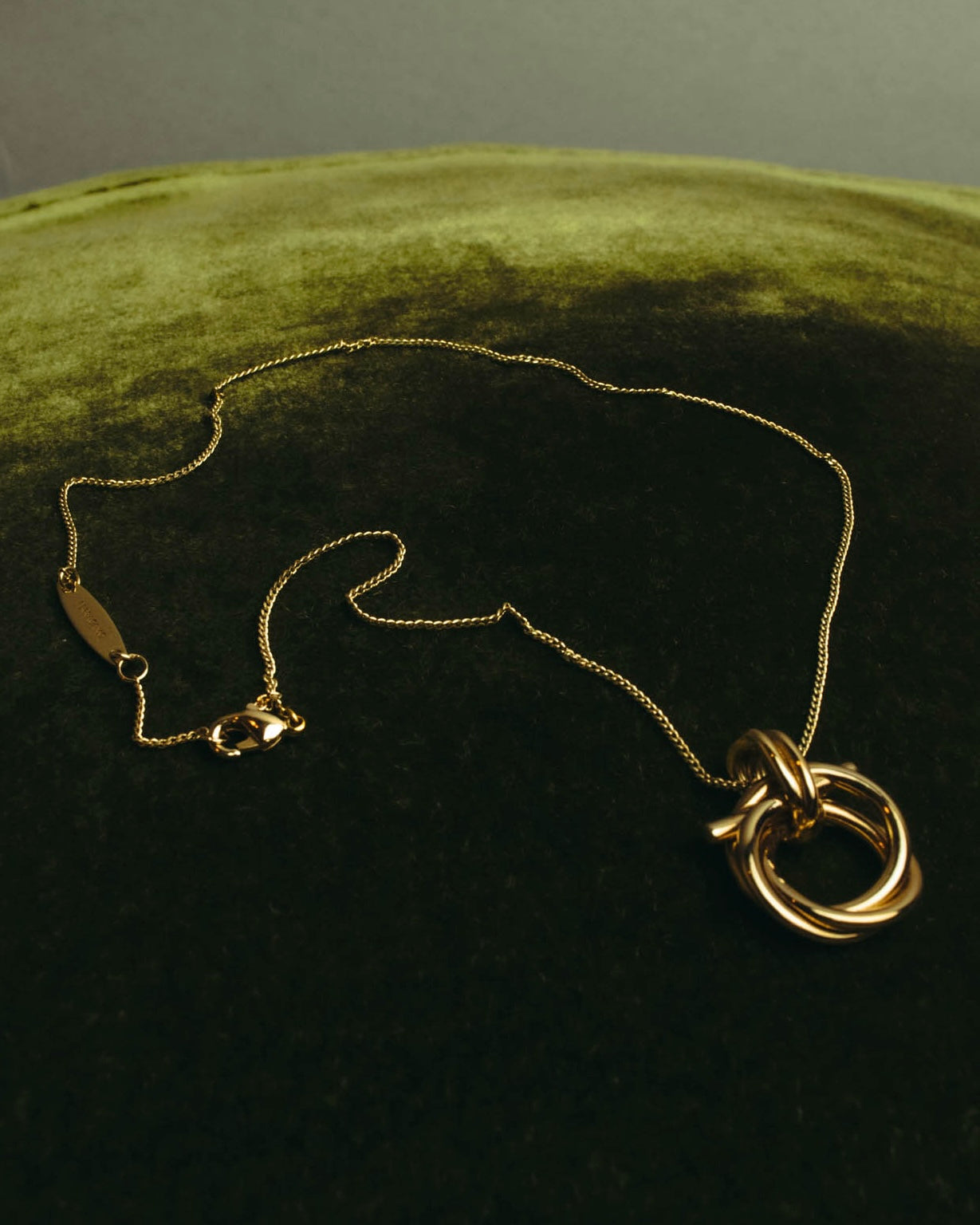 “Ferragamo” 90’s-00’s Interlocking ring pendant necklace