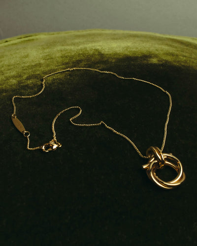 “Ferragamo” 90’s-00’s Interlocking ring pendant necklace